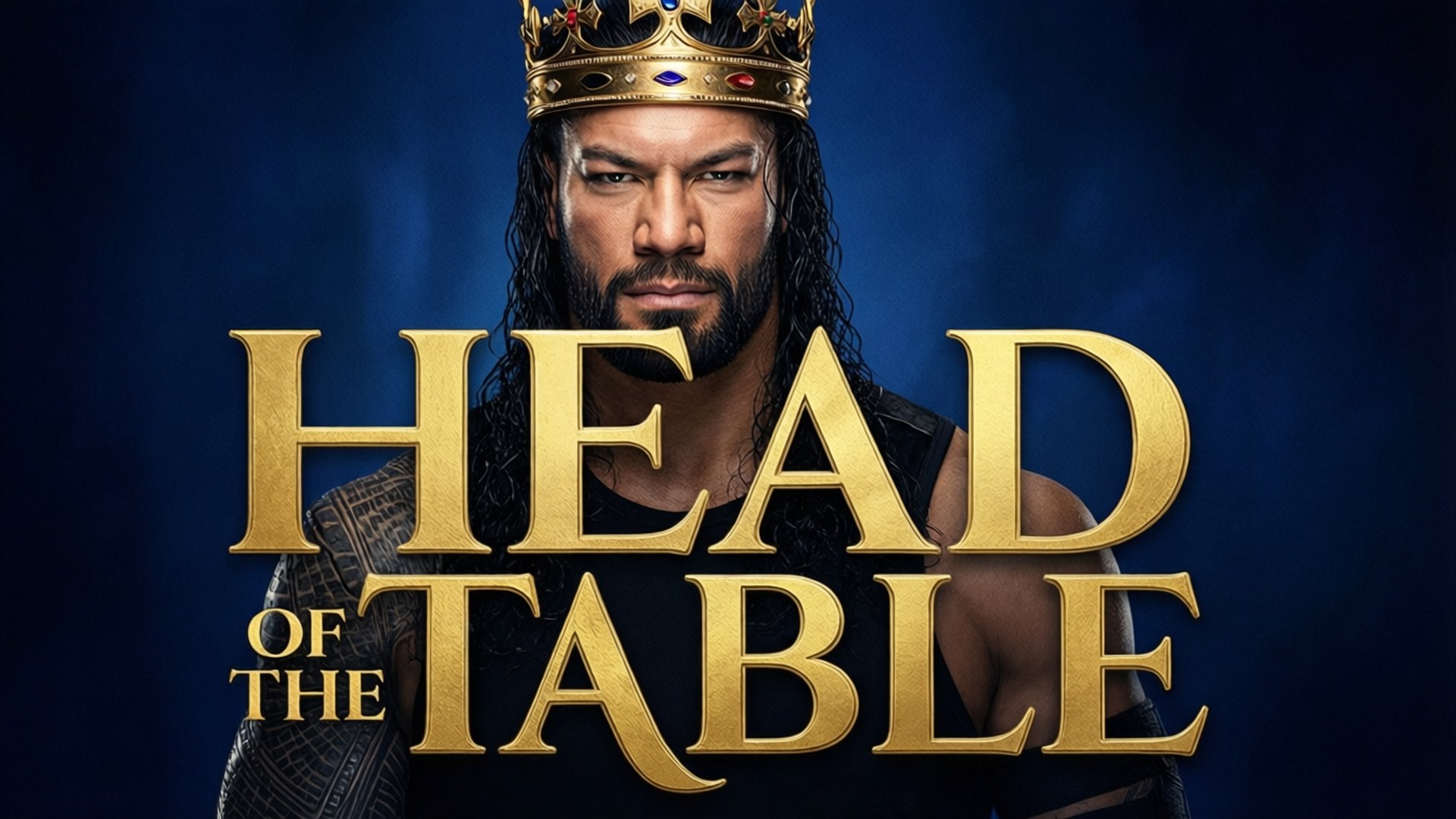 一個摔角手戴著金色皇冠，藍色背景上有金色字母寫著 Head of the Table