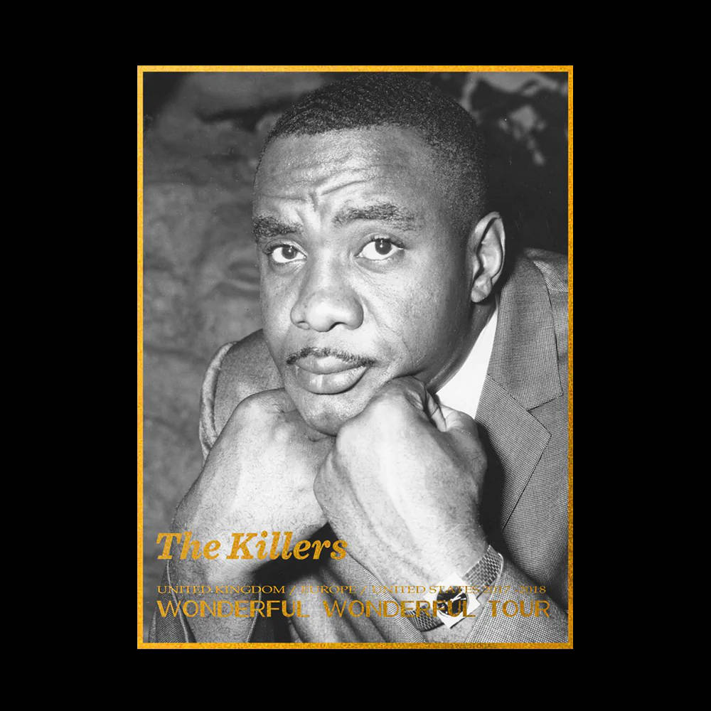 桑尼·利斯顿《The Killers》專輯封面 壁紙 — 一個穿著西裝的男人黑白肖像，下巴擱在手上，下方有金色巡演文字。