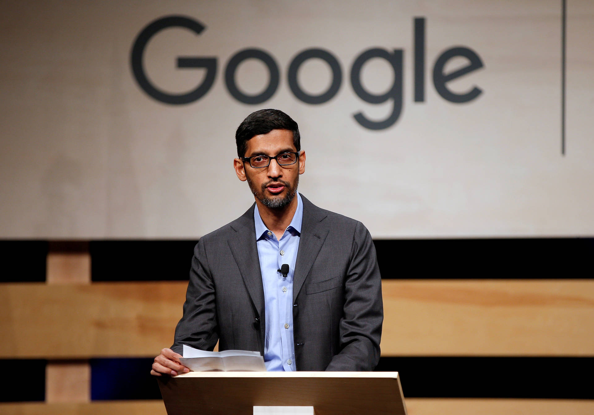 Sergey Brin 在Google活動中戴著眼鏡和西裝發言。