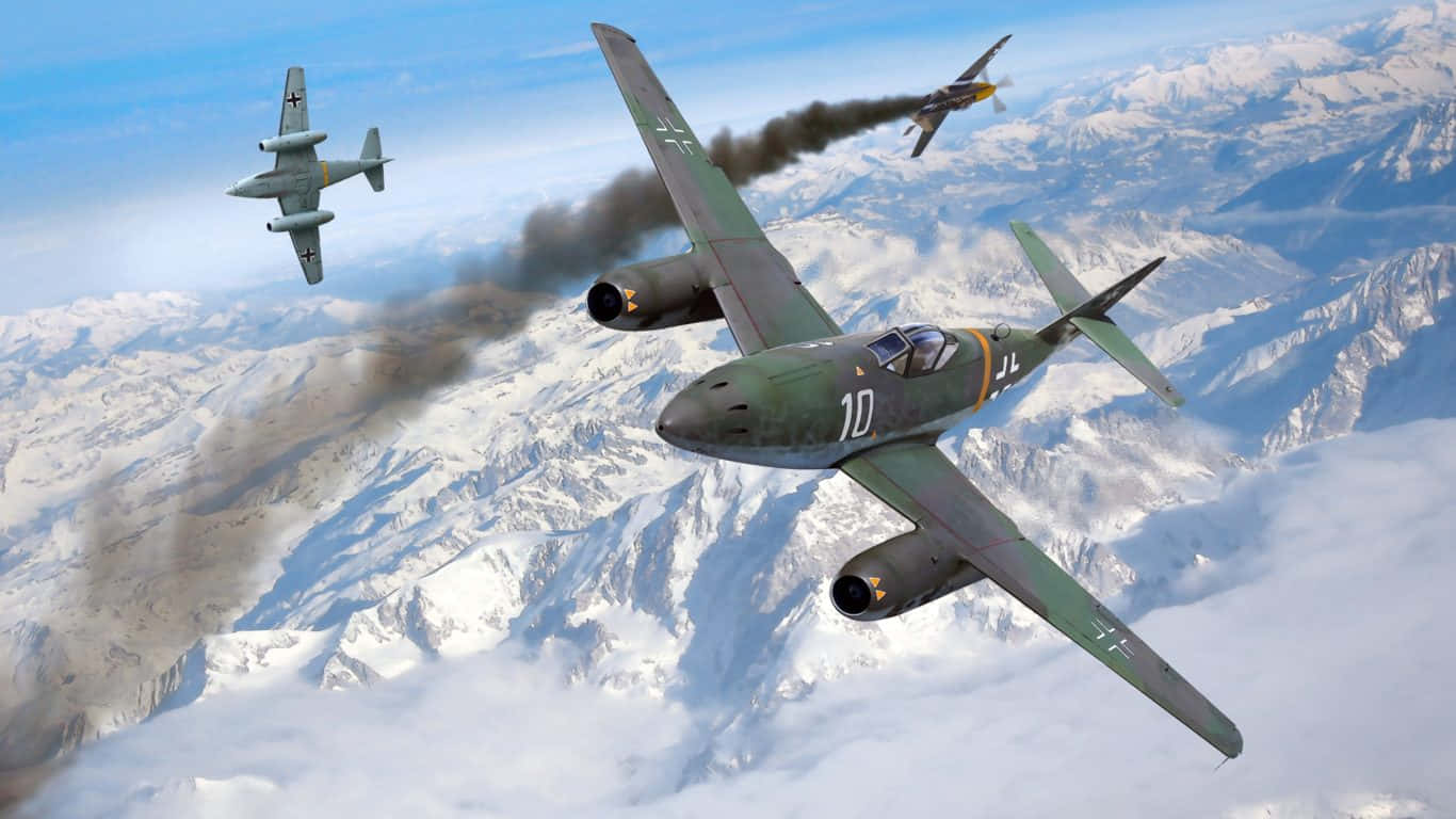 梅塞施密特 Bf 109 穿過冒煙渦輪的巨型客機背景（1366x768） 壁紙 — 三架復古戰鬥機在白雪覆蓋的山峰上空翱翔，其中一架在明亮的藍天下拖著黑煙。