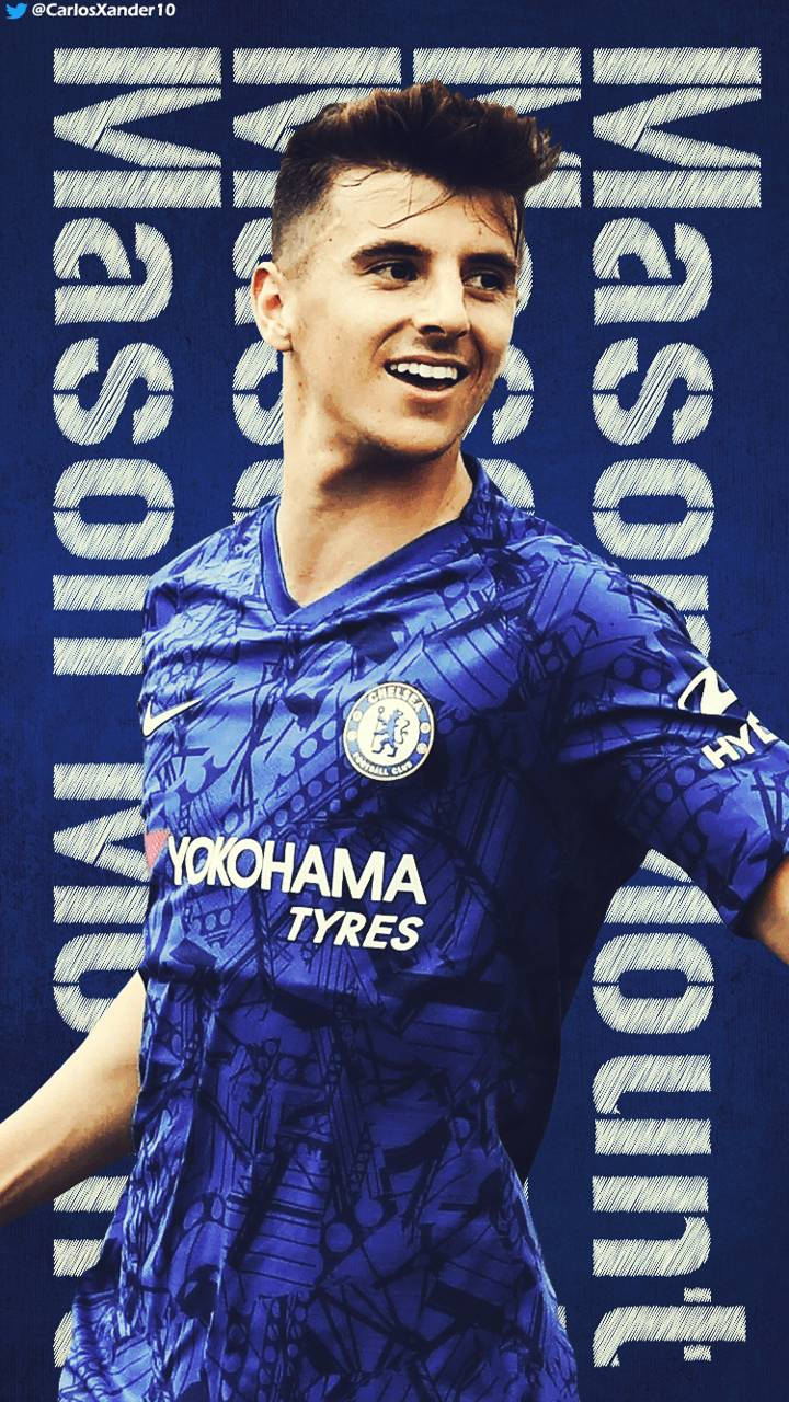 足球員 Mason Mount 身穿藍色車路士球衣微笑，背景重複出現名字。