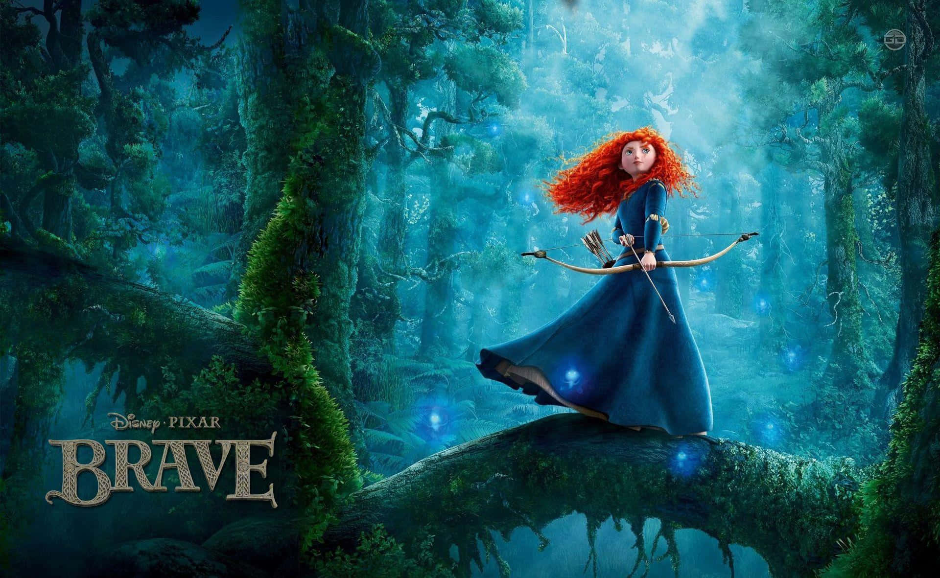 Brave 桌布 壁紙 — 梅莉達站在長滿青苔的圓木上，身處迷霧籠罩的魔法森林，手持弓箭，周圍漂浮著發光的藍色光芒。