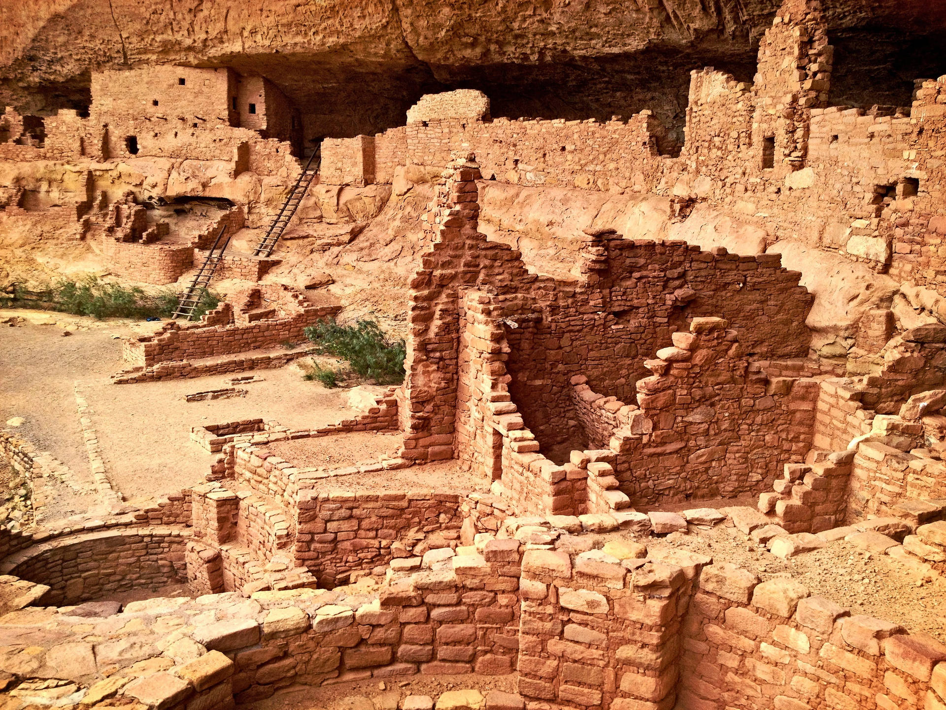 古代懸崖住所遺址，由石頭和土坯建成，位於砂岩懸崖下方。