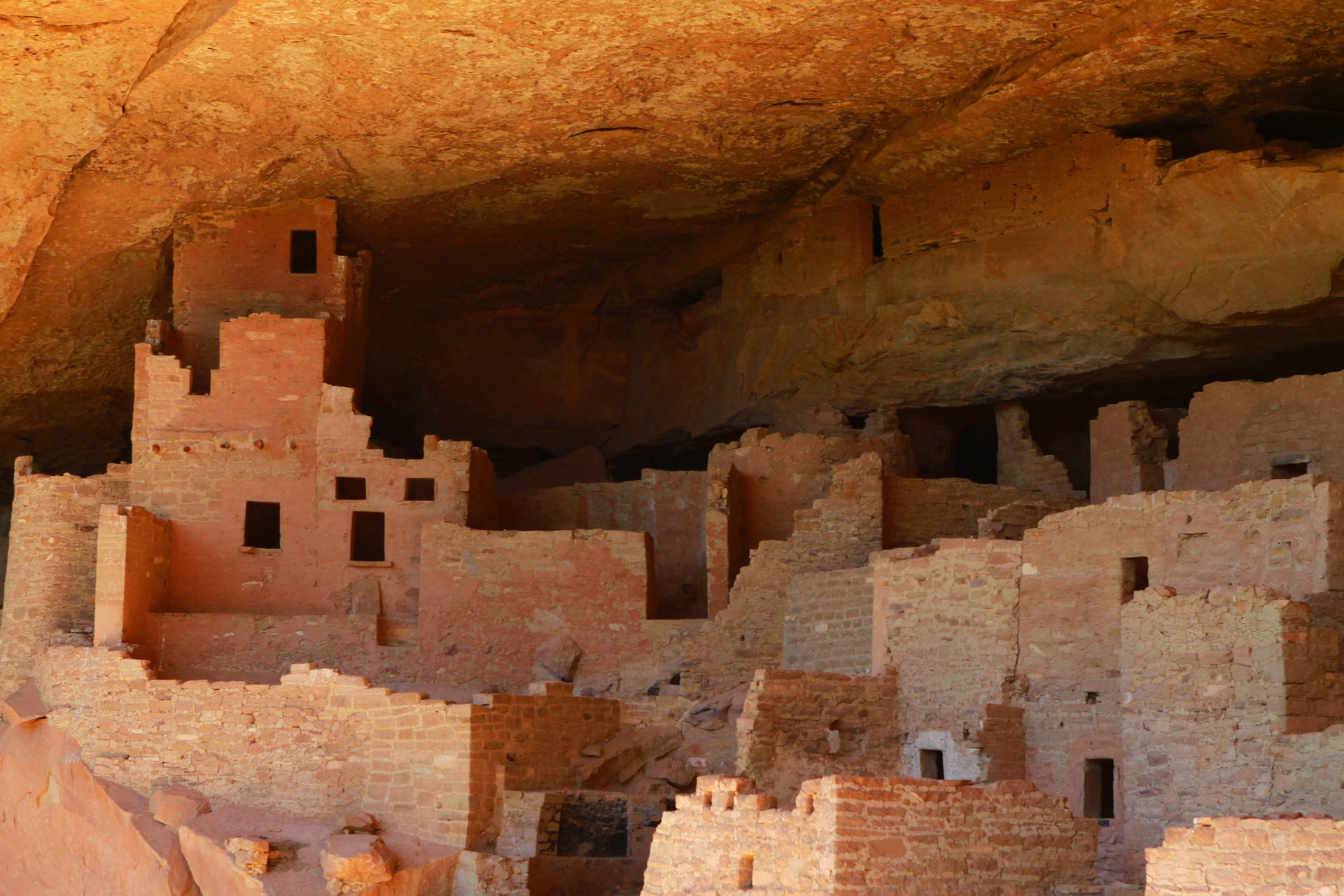 古代懸崖住宅遺址，建在紅色砂岩懸崖中。