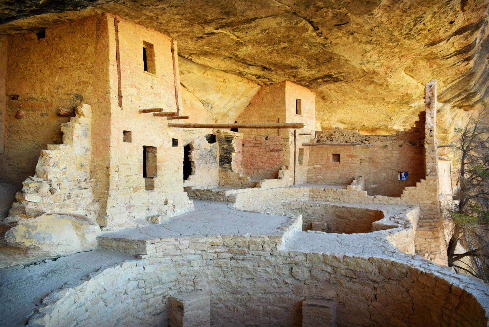 古代懸崖住宅遺址，由石頭和土坯建成，位於巨大岩石懸垂之下。
