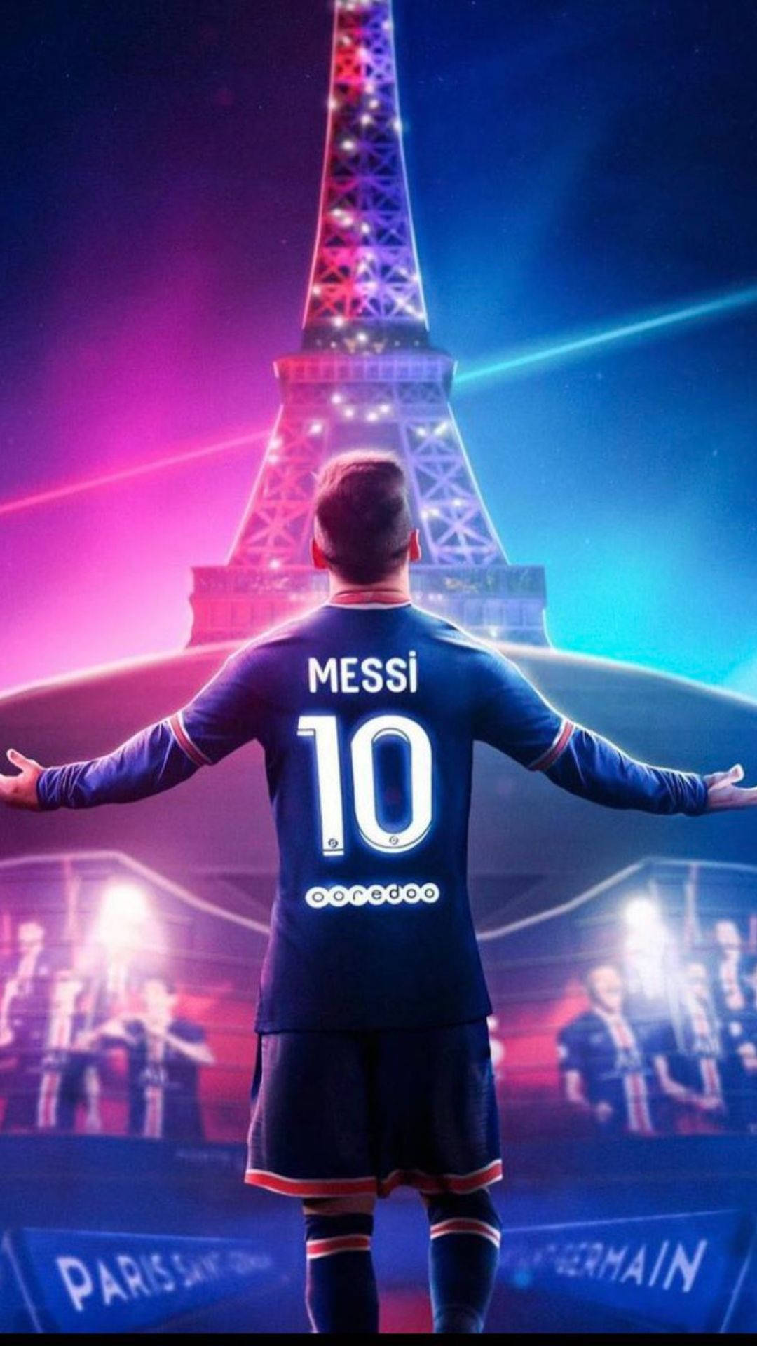 梅西 PSG 埃菲爾鐵塔 壁紙 — 一名身穿巴黎聖日耳曼球衣的足球運動員張開雙臂，面向在充滿活力的霓虹天空下閃閃發光的艾菲爾鐵塔。
