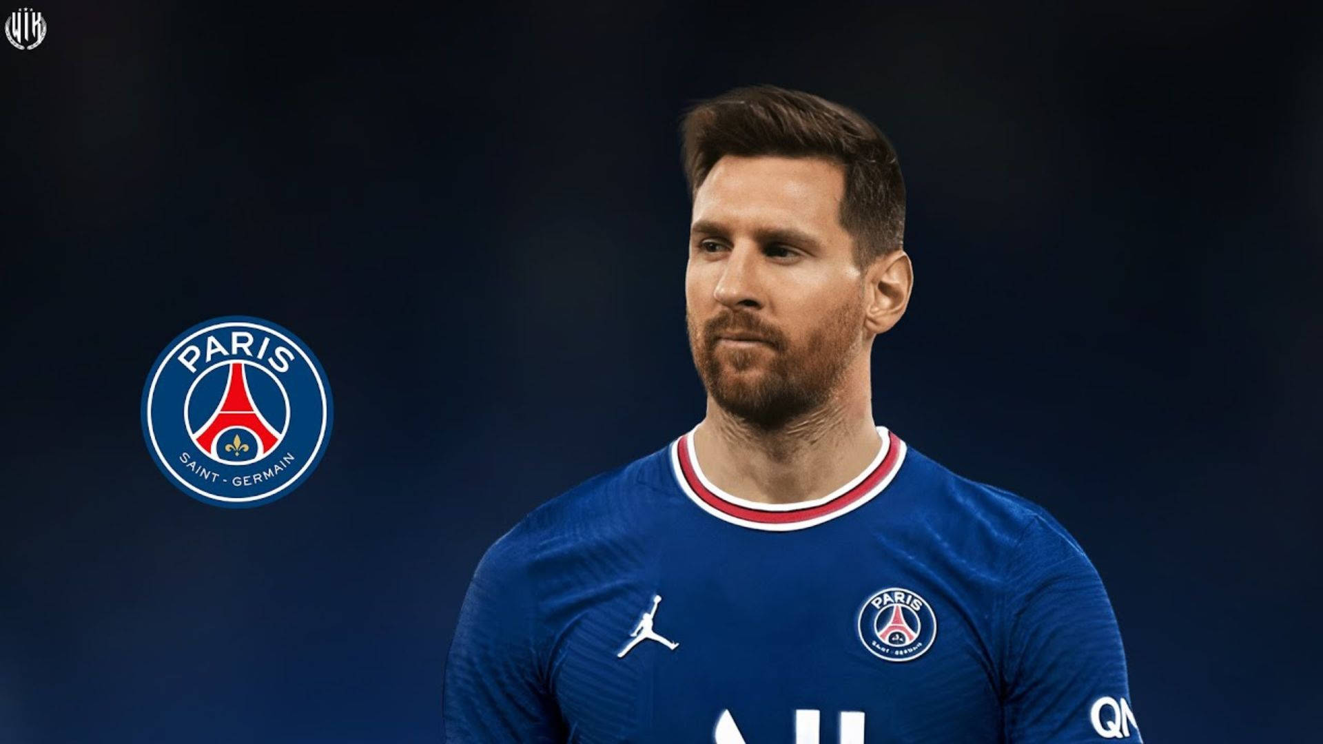 梅西 PSG 隊徽肖像 壁紙 — 利昂內爾·美斯身穿巴黎聖日耳曼球衣，站在深藍色背景前，球隊標誌清晰可見。