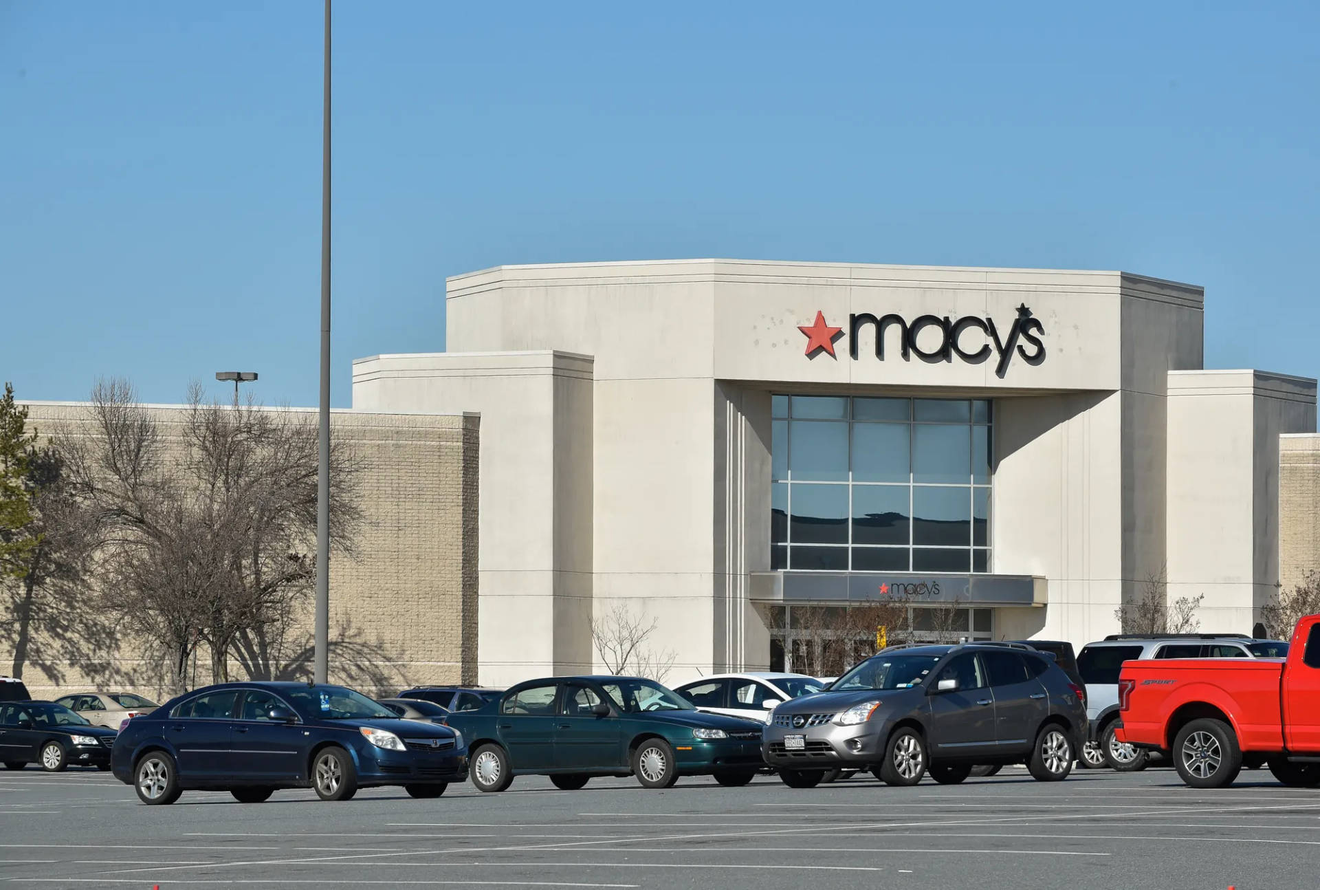 陽光明媚的日子裡，Macy's 百貨公司前面停著汽車。