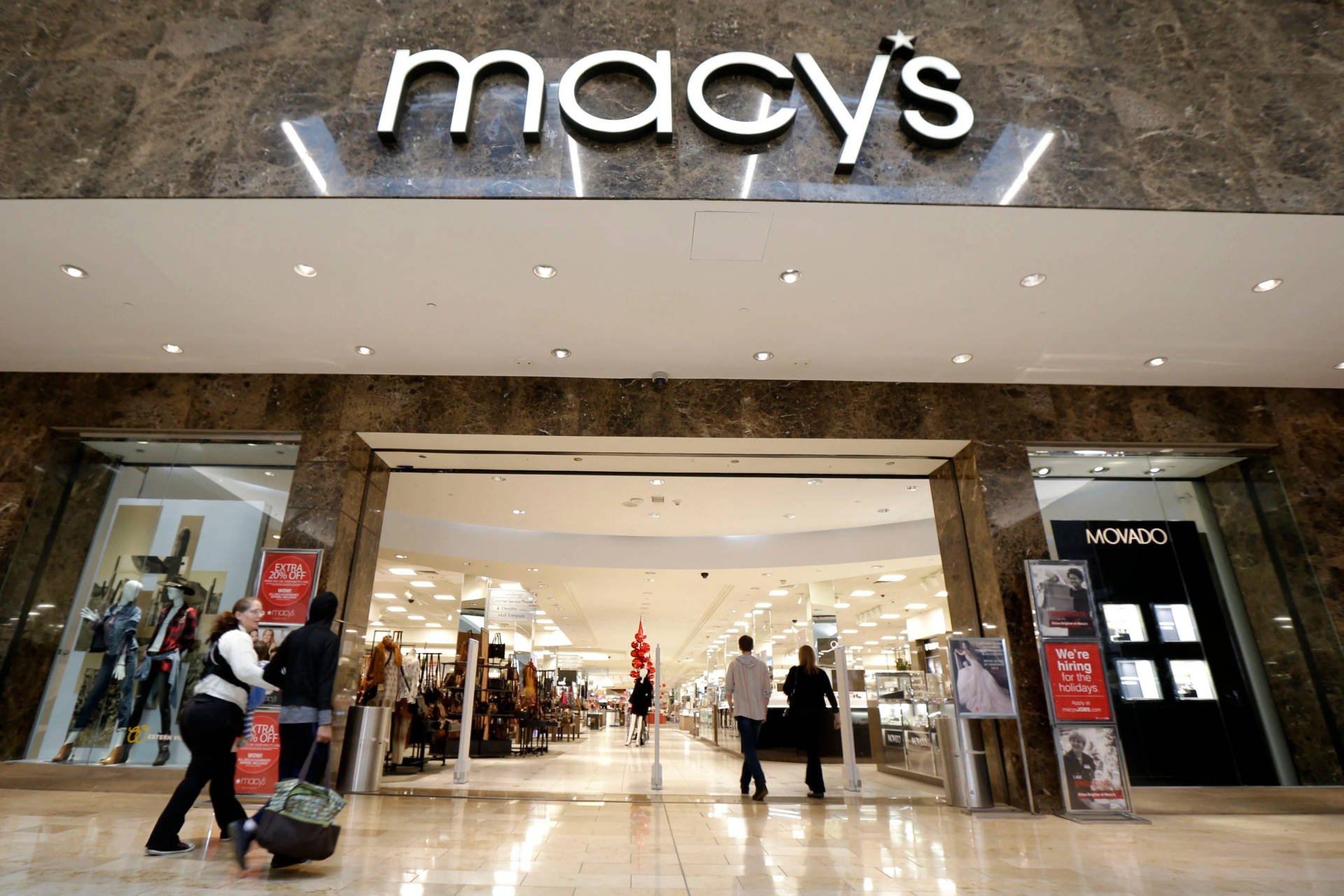 購物者走過 Macy's 百貨公司的入口。