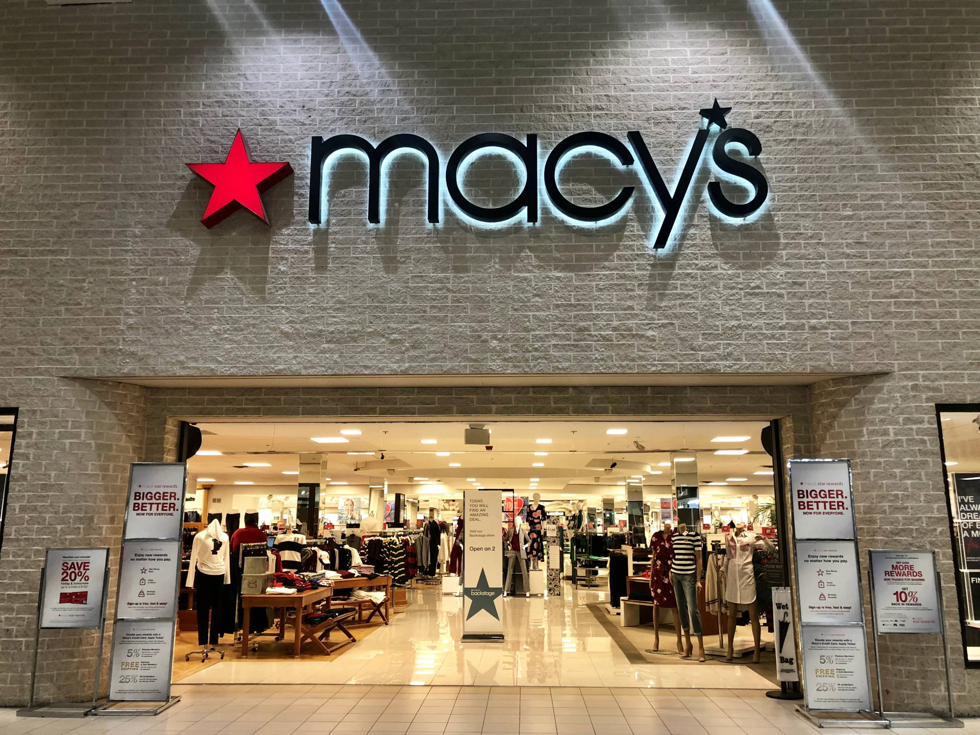 Macy's 百貨公司入口，帶有發光招牌和促銷展示。