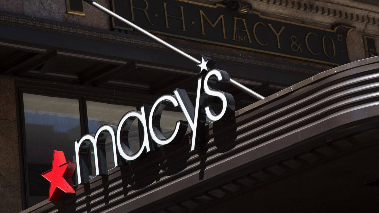 Macy's 百貨公司招牌，深色遮陽篷上有紅星和白色字母。
