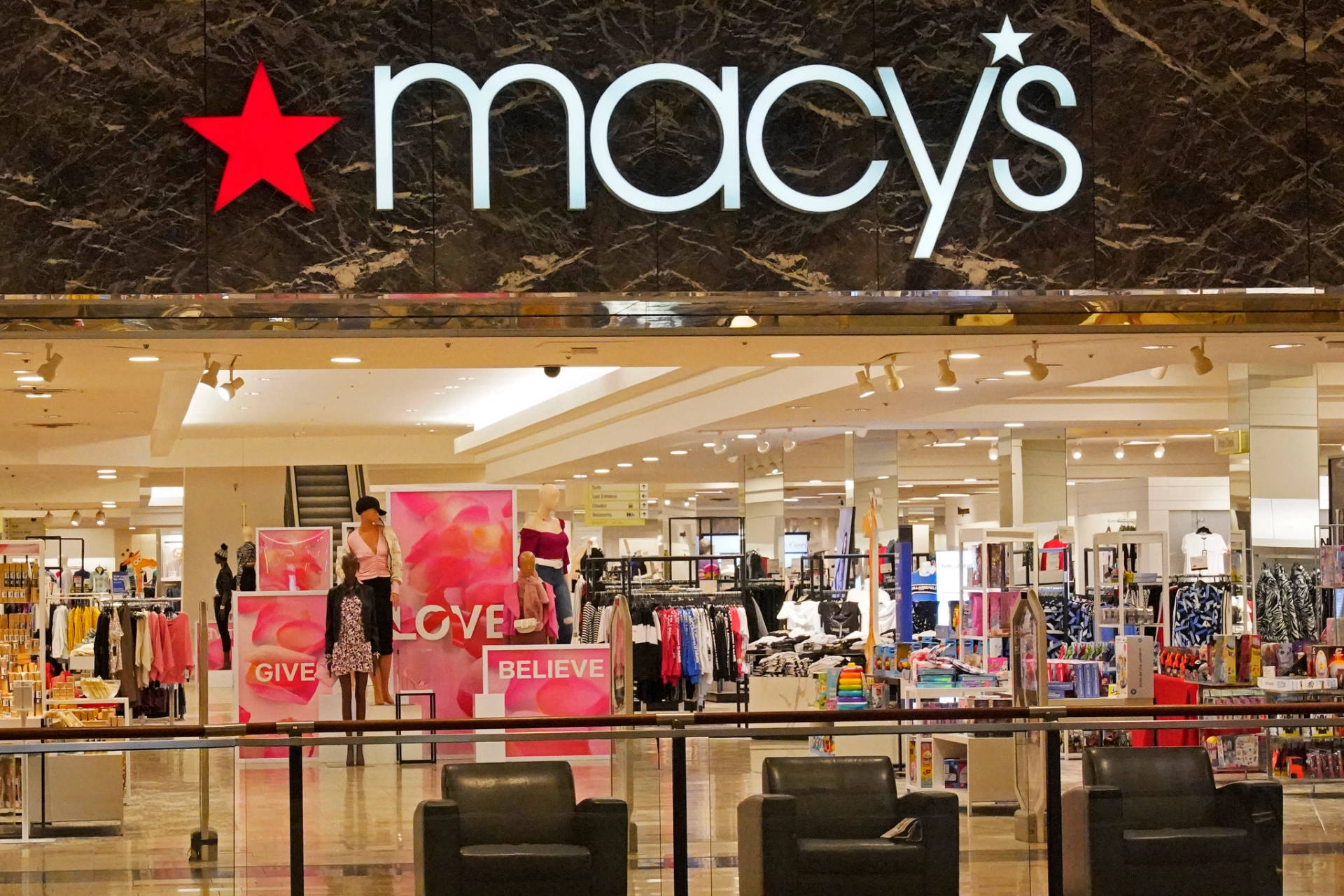 Macy's 百貨公司入口，有購物者和內部可見的服裝陳列。