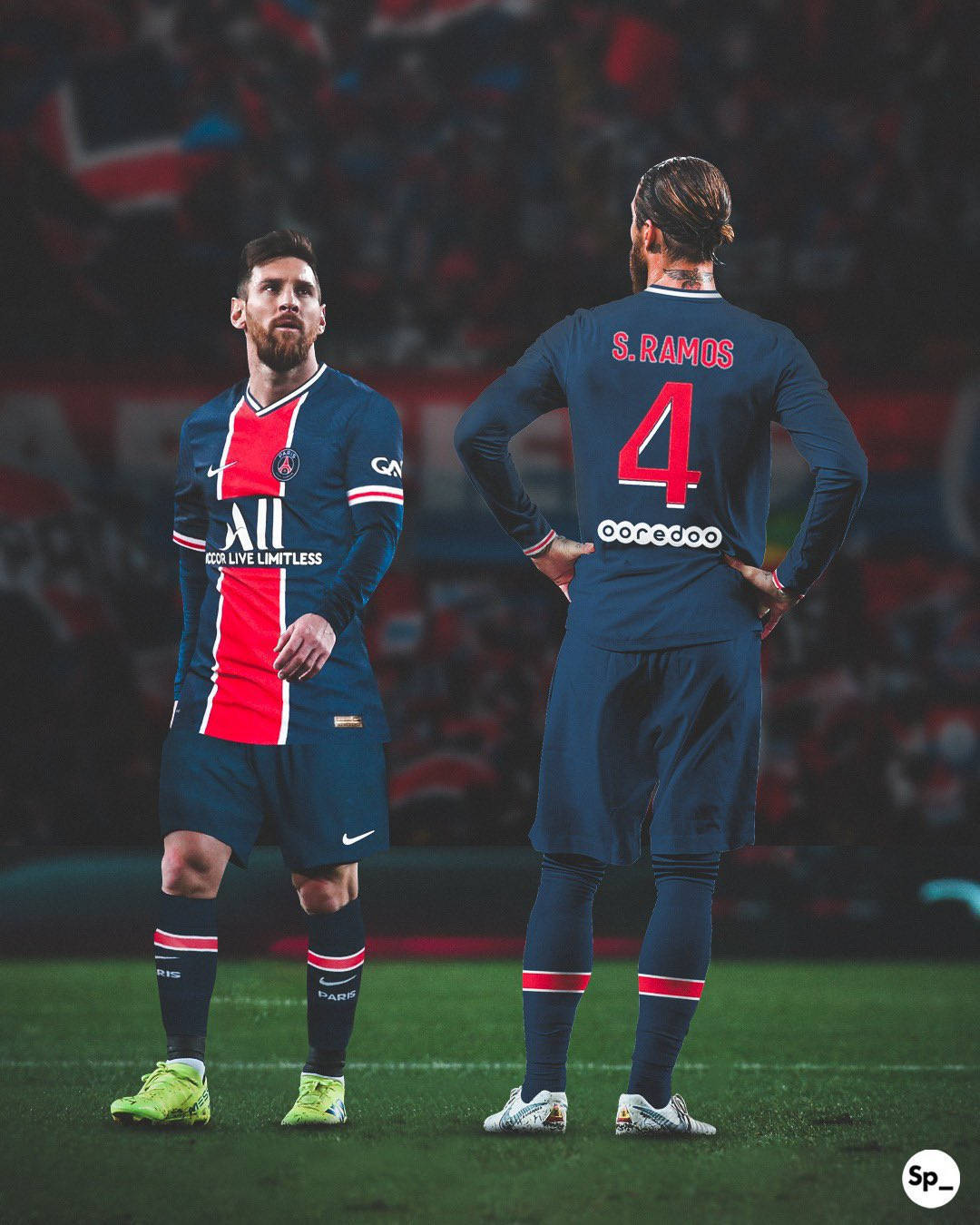 梅西與拉莫斯 PSG 壁紙 — 兩名身穿PSG和皇家馬德里球衣的足球運動員在明亮的燈光下站在球場上對峙。