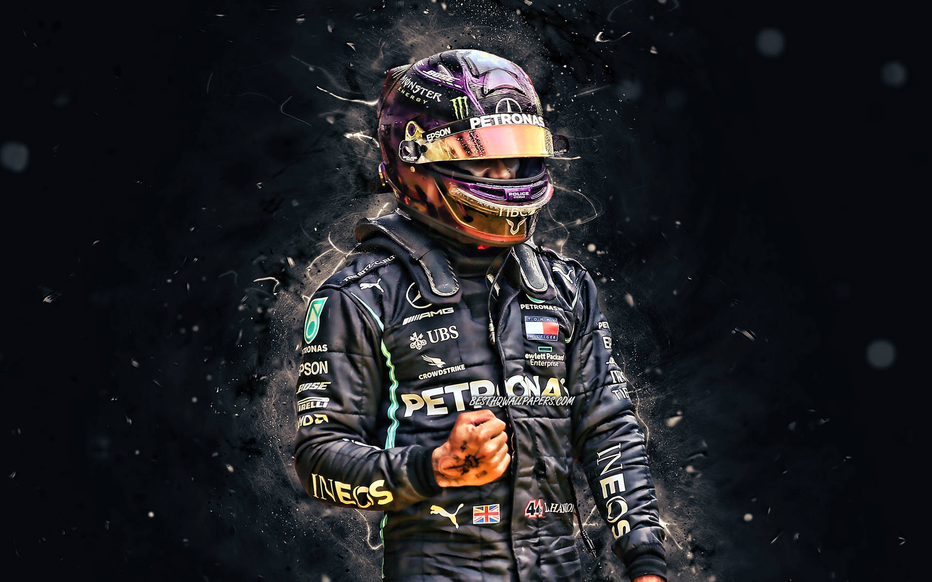 F1車手身穿賽車裝備，在黑暗背景中被發光粒子環繞。