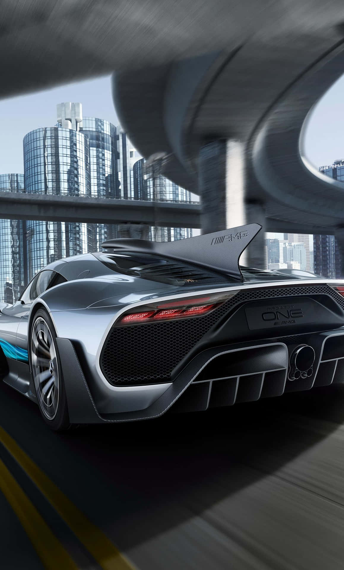 銀色 Bugatti One-164 在高架橋下穿越未來城市。