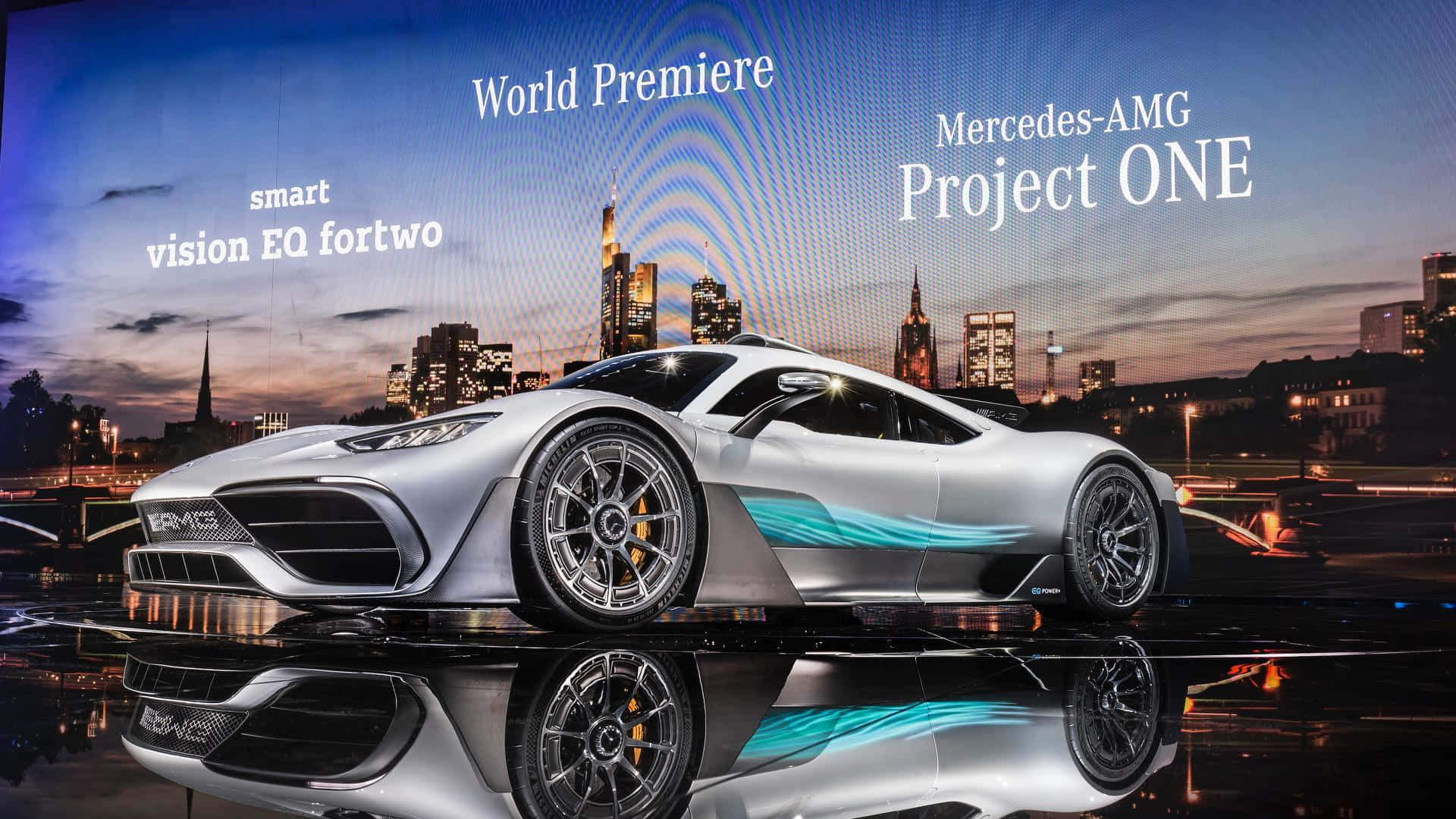 夜間城市中，銀色 Mercedes-AMG Project ONE 超級跑車停在反光路面上。