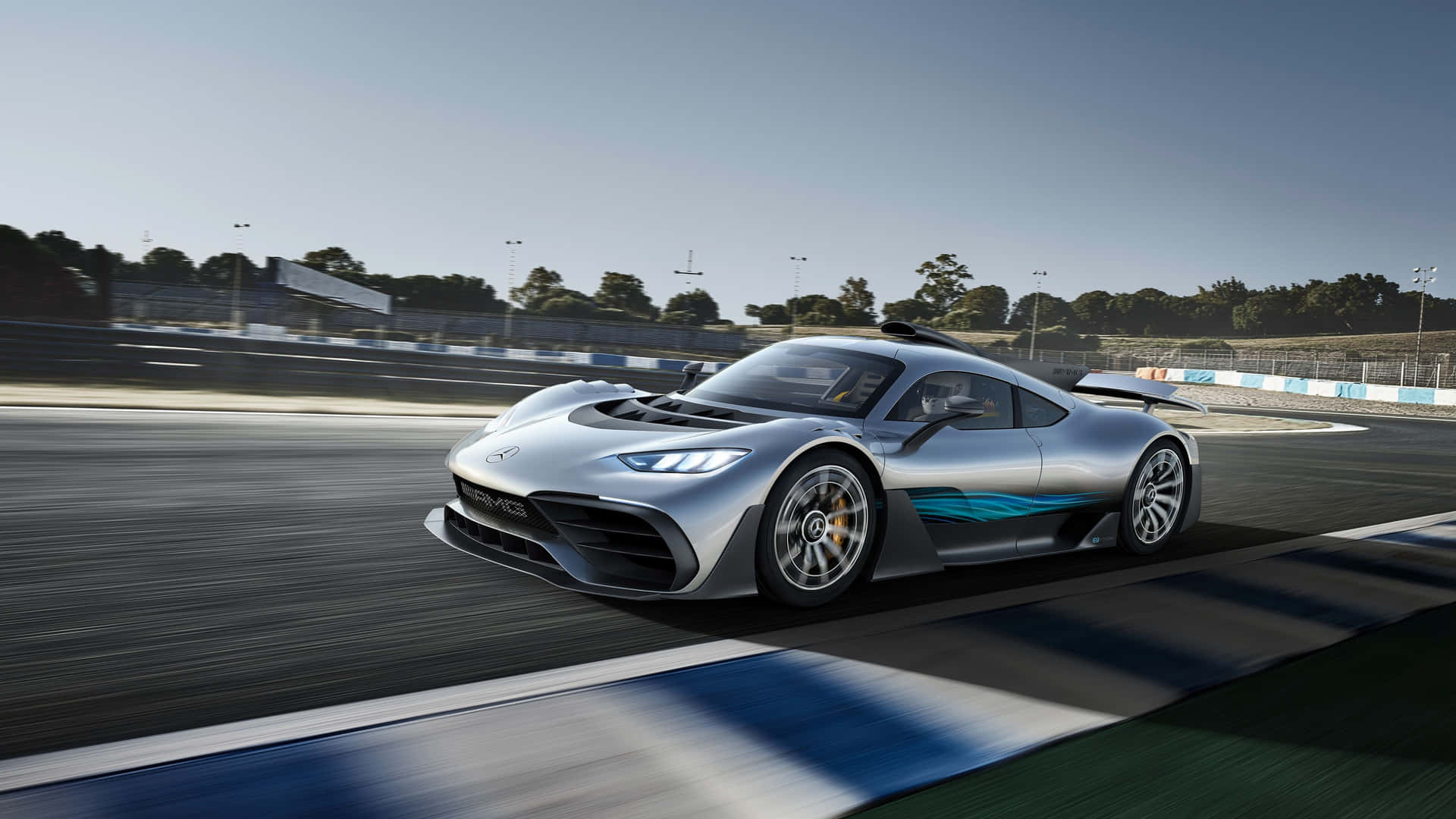 銀色 Mercedes-AMG One 賽車在晴朗天空下的賽道上高速行駛。