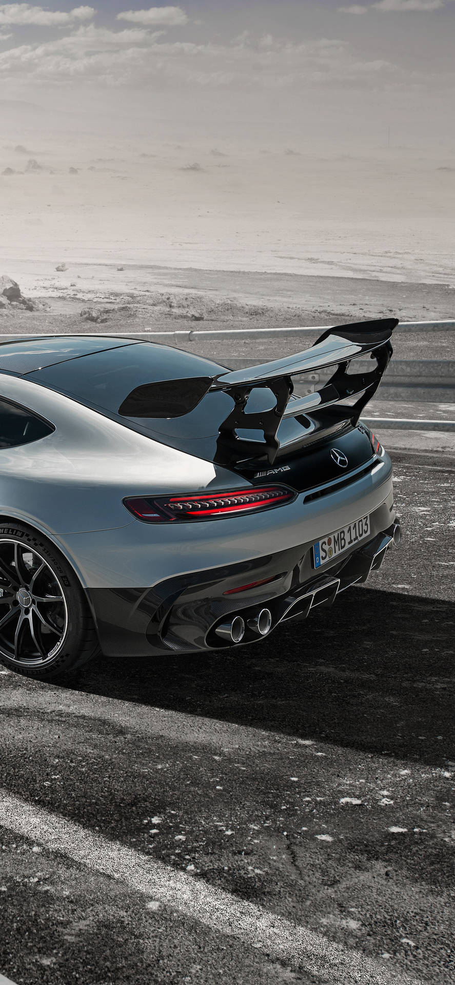 銀色Mercedes-AMG GT R跑車，配備大型後擾流板，在雪路上。