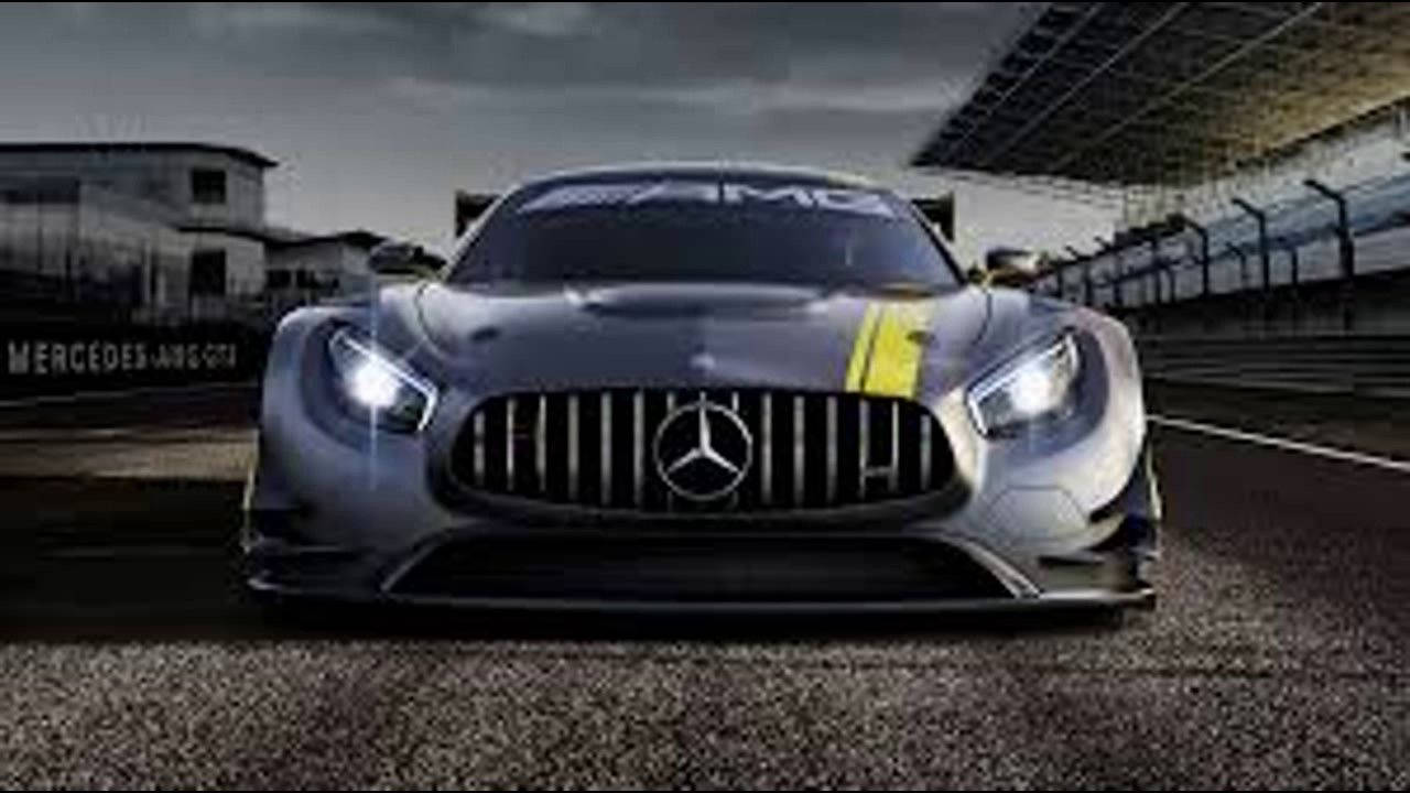 銀色 Mercedes-AMG GT 賽車在暴風雨的天空下的賽道上。