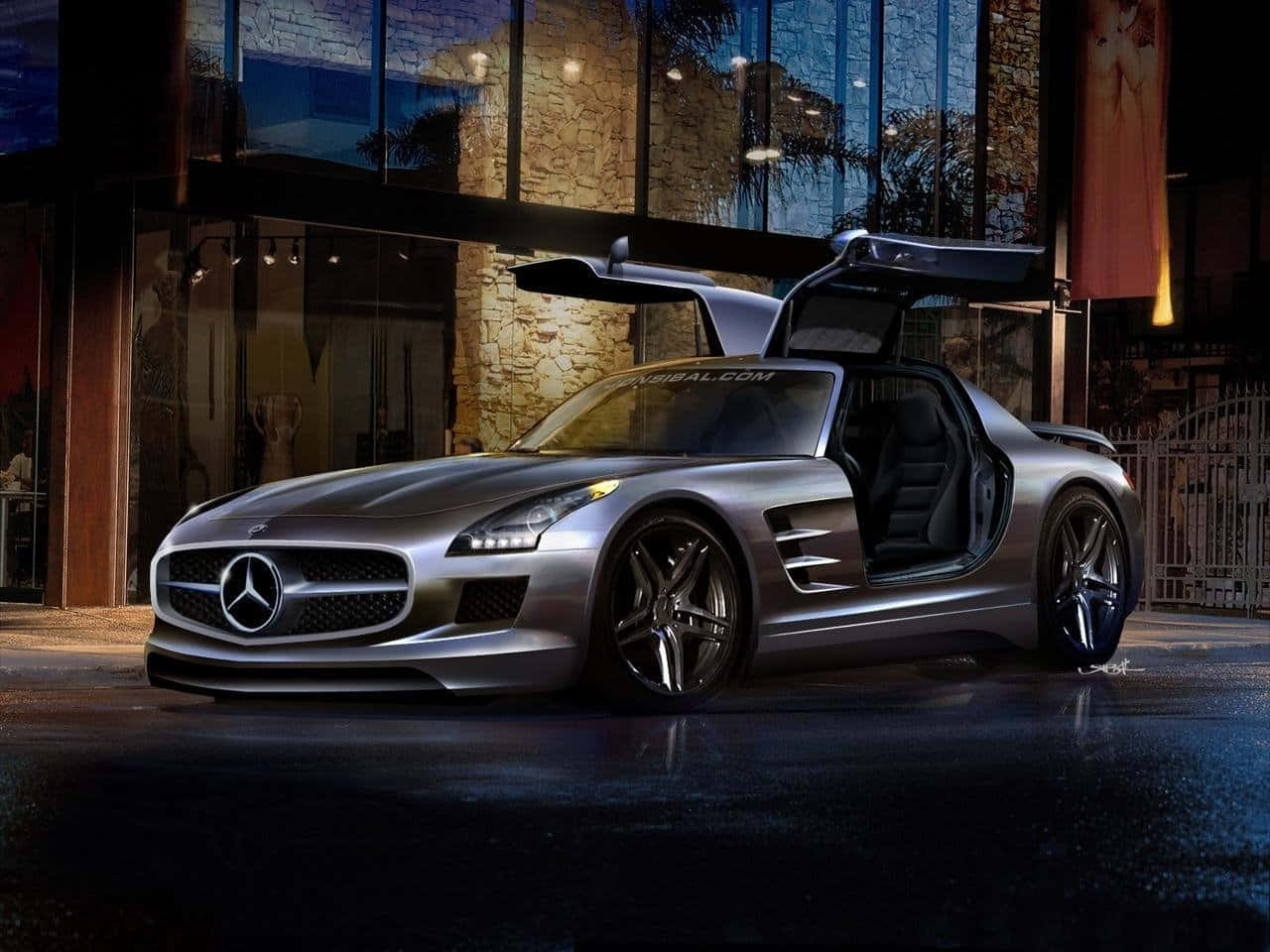 銀色平治 SLS AMG 打開鷗翼車門，夜晚停泊在玻璃建築前。