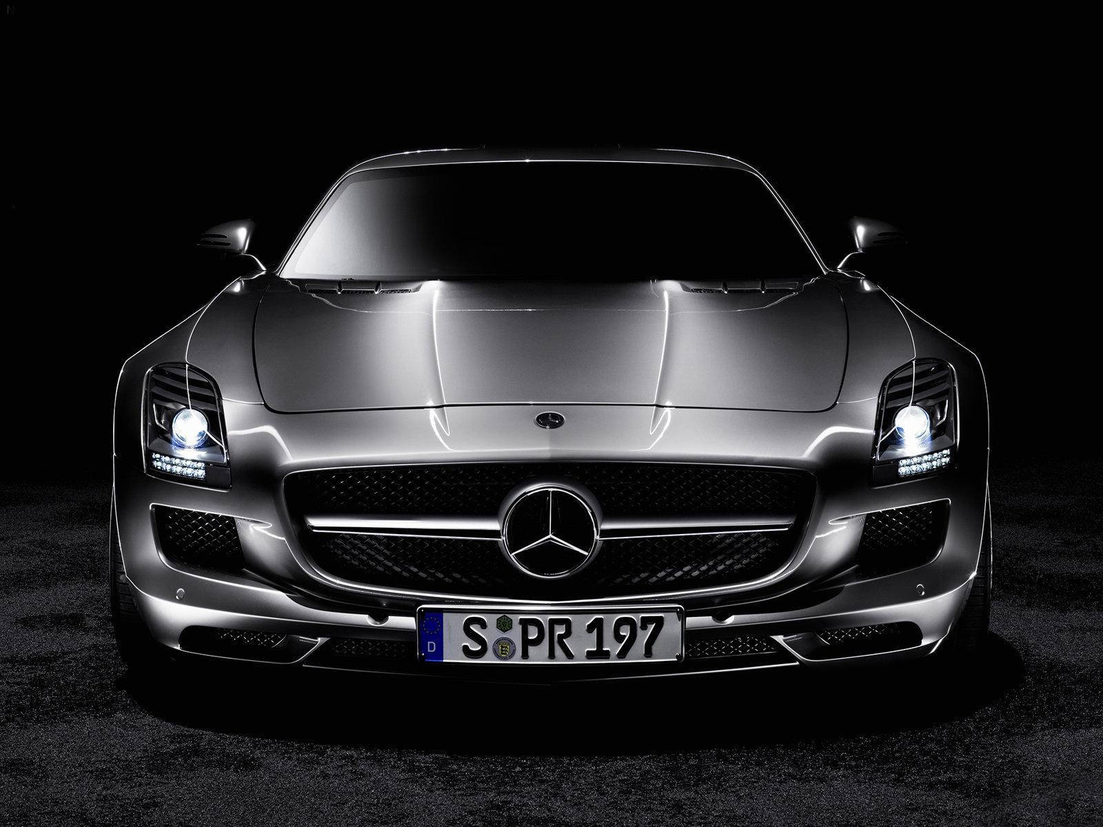 銀色梅賽德斯 SLS AMG 跑車的前視圖，帶有發光的頭燈。