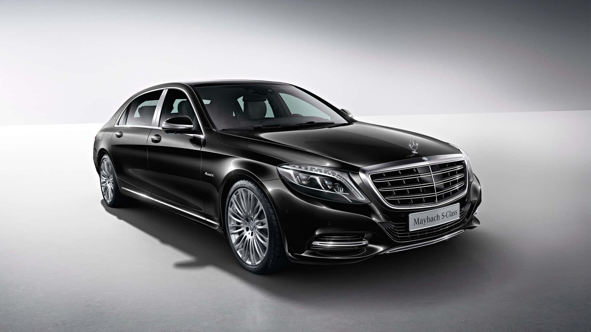 豪華黑色 Maybach S-Class 轎車在工作室環境中