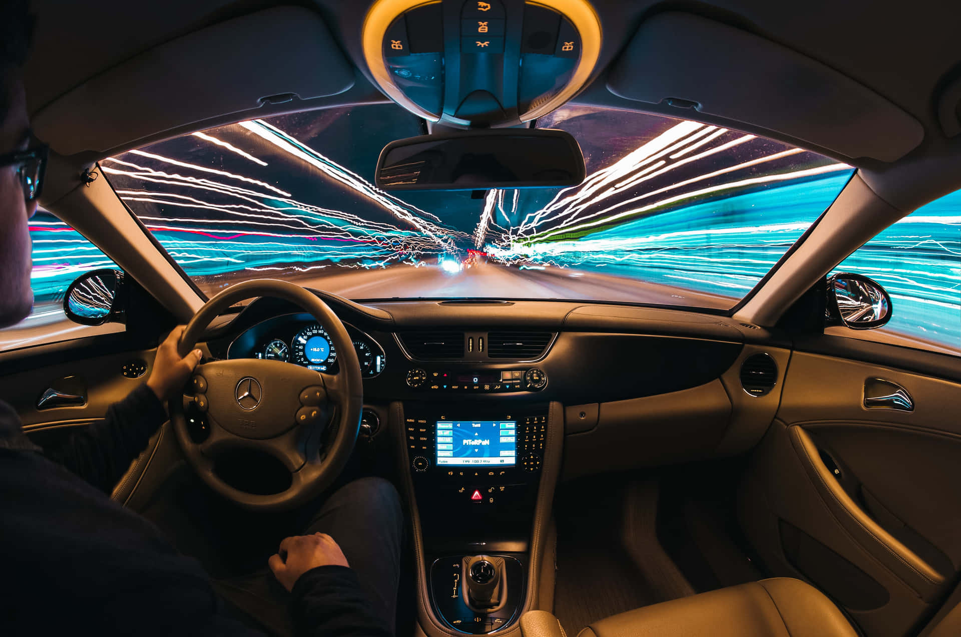 夜間駕車，擋風玻璃上光條掠過