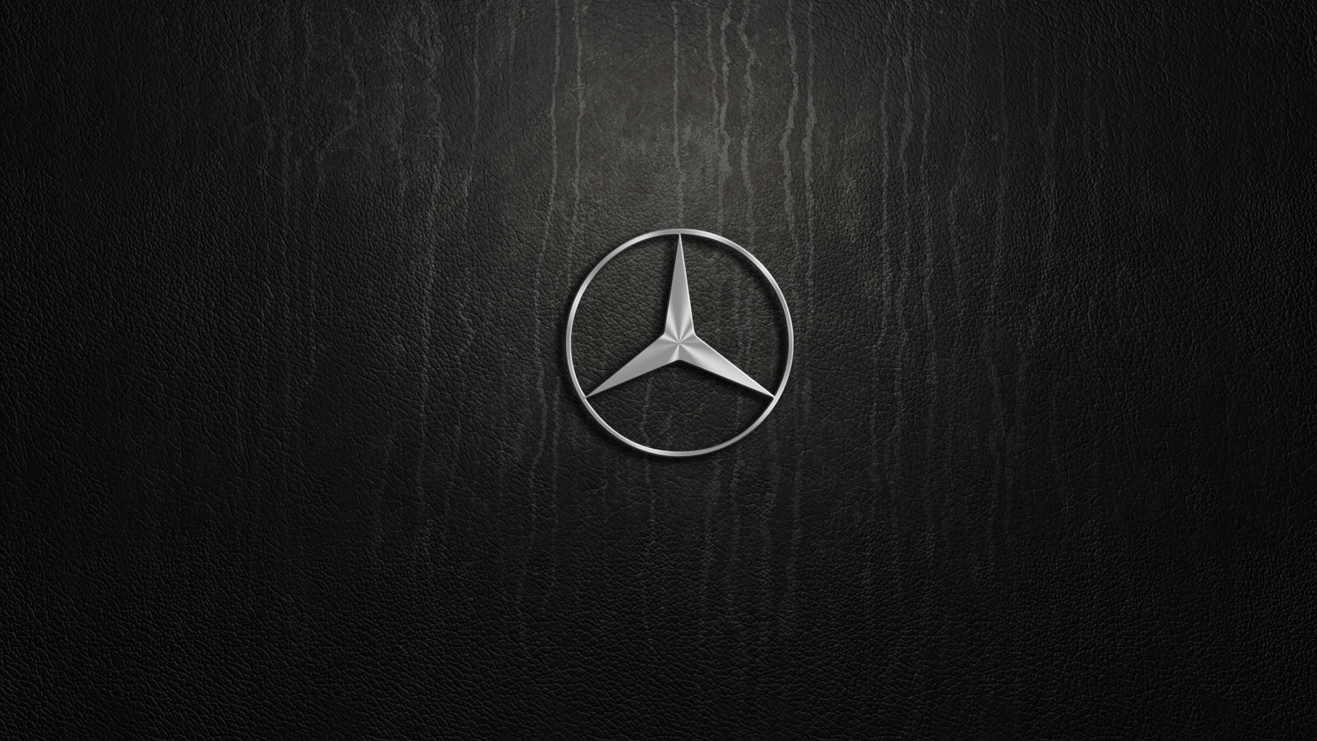 黑色皮革背景上的 Mercedes-Benz 標誌