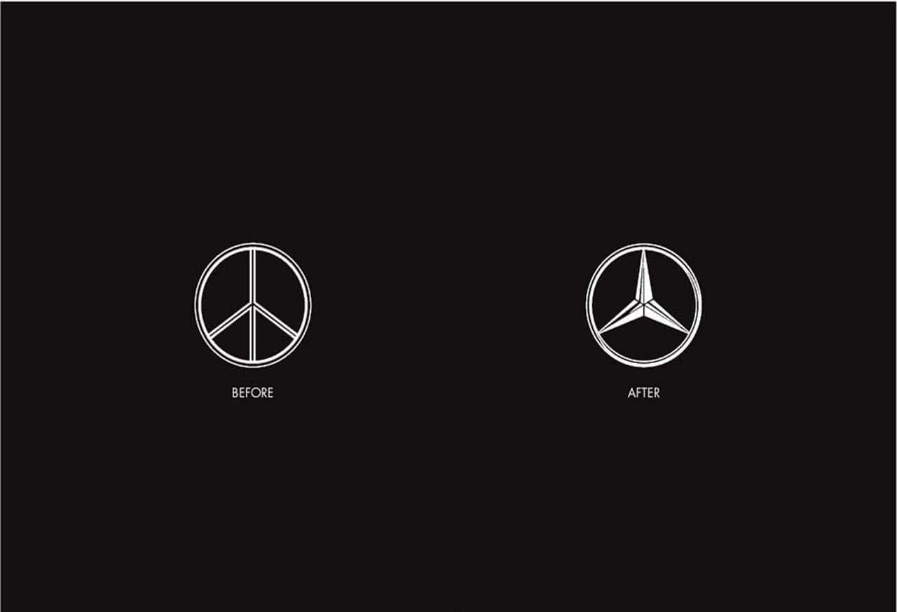 梅賽德斯-奔馳標誌 壁紙 — 黑色背景上的兩個白色標誌展示了 Mercedes-Benz 標誌從和平符號演變為三叉星的過程。