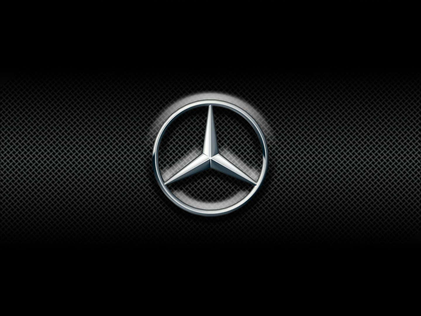 梅賽德斯-奔馳標誌 壁紙 — 閃亮銀色 Mercedes-Benz 標誌居中於深色紋理格柵上，帶有微妙燈光效果。