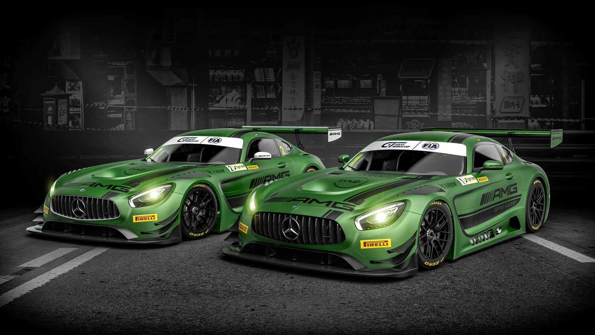 兩輛綠色 Mercedes-AMG GT3 賽車在夜間停在黑暗的街道上。