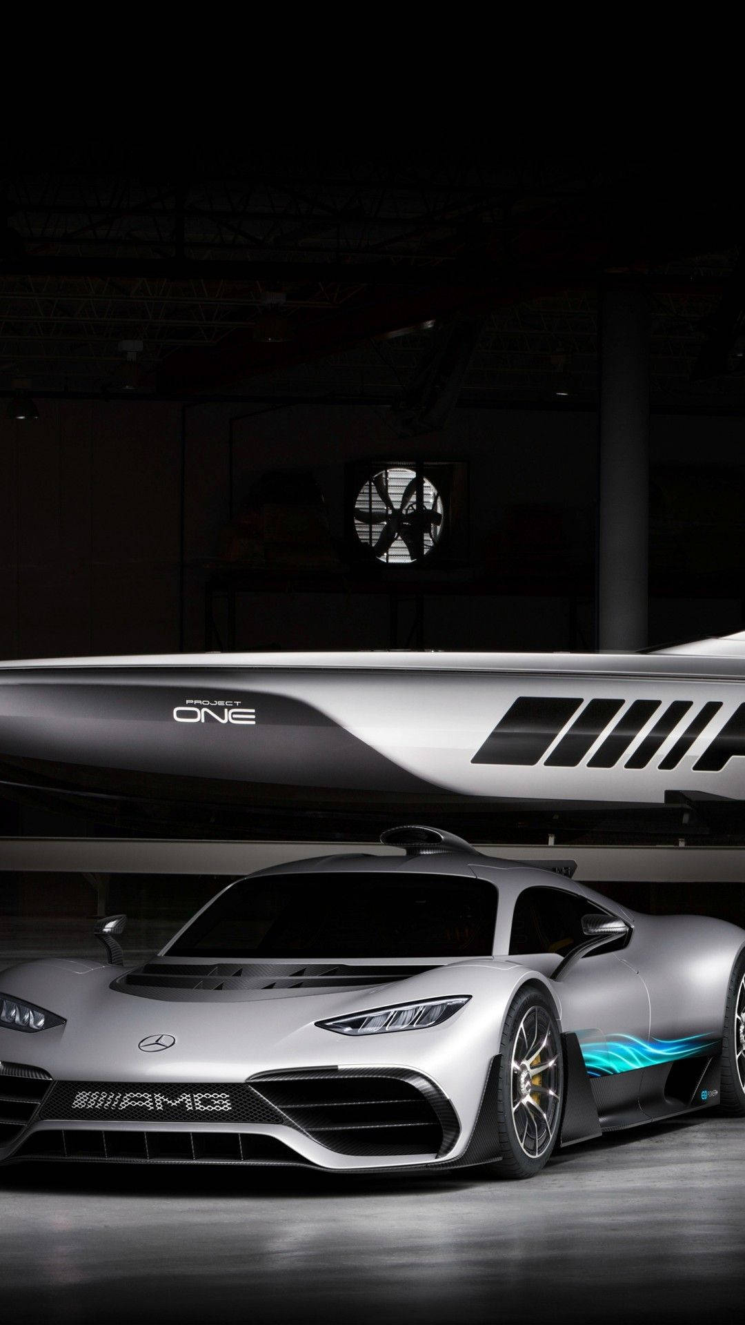 銀色 Mercedes-AMG Project One 超跑在黑暗的機庫中展示於相配的船隻下方。