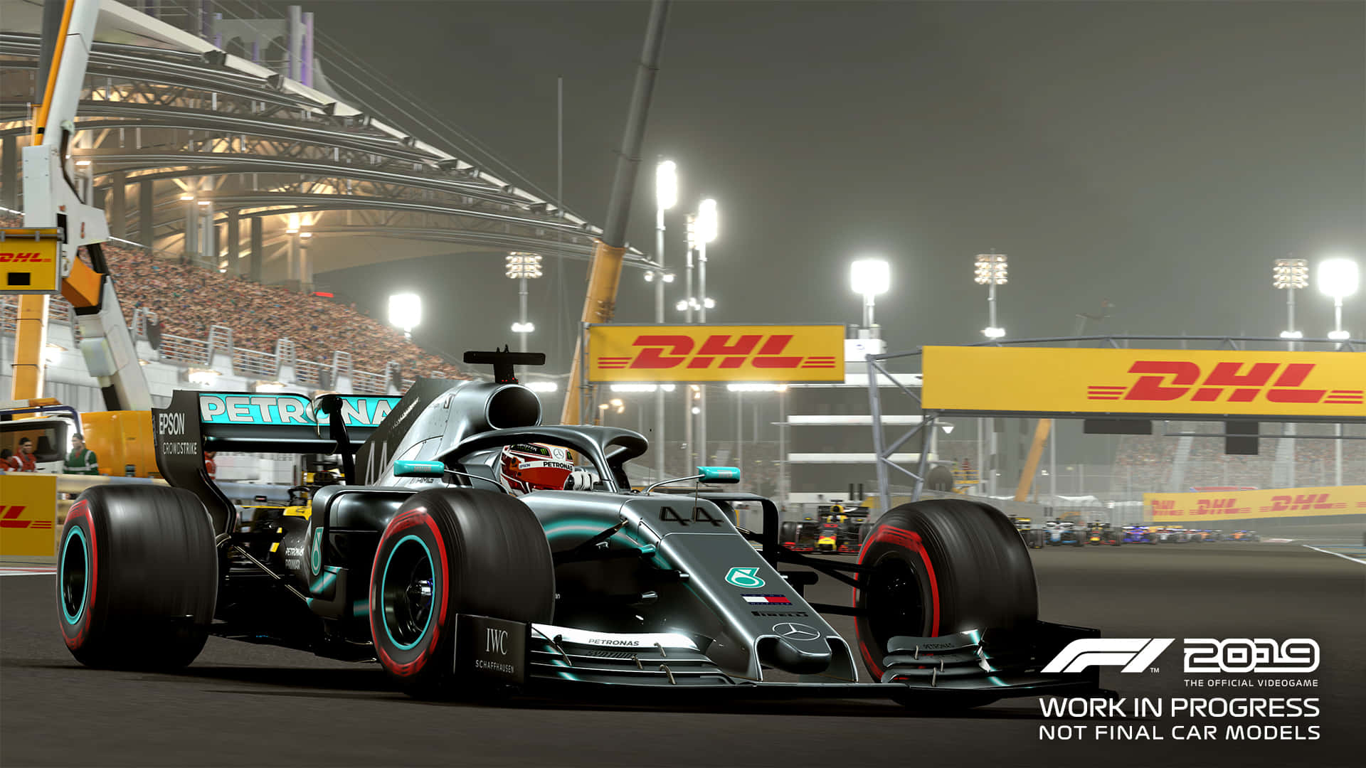 梅賽德斯AMG Petronas一九一九賽車賽道高清背景 壁紙 — 一架流線型銀色和藍綠色的F1賽車在夜間明亮的體育場燈光下奔馳，看台座無虛席，還有DHL橫幅。