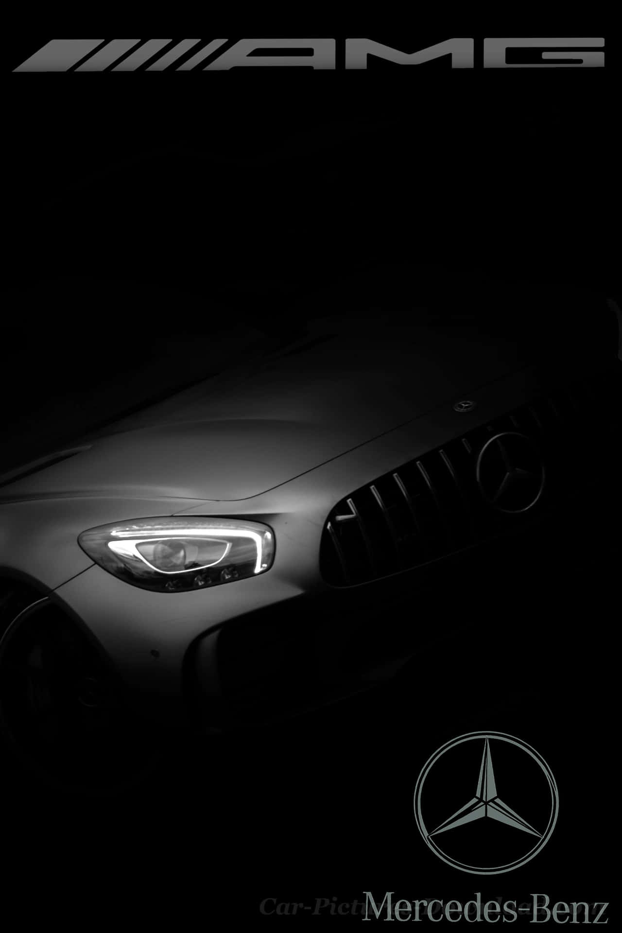 在黑暗環境中由車頭燈照亮的時尚Mercedes-AMG汽車。