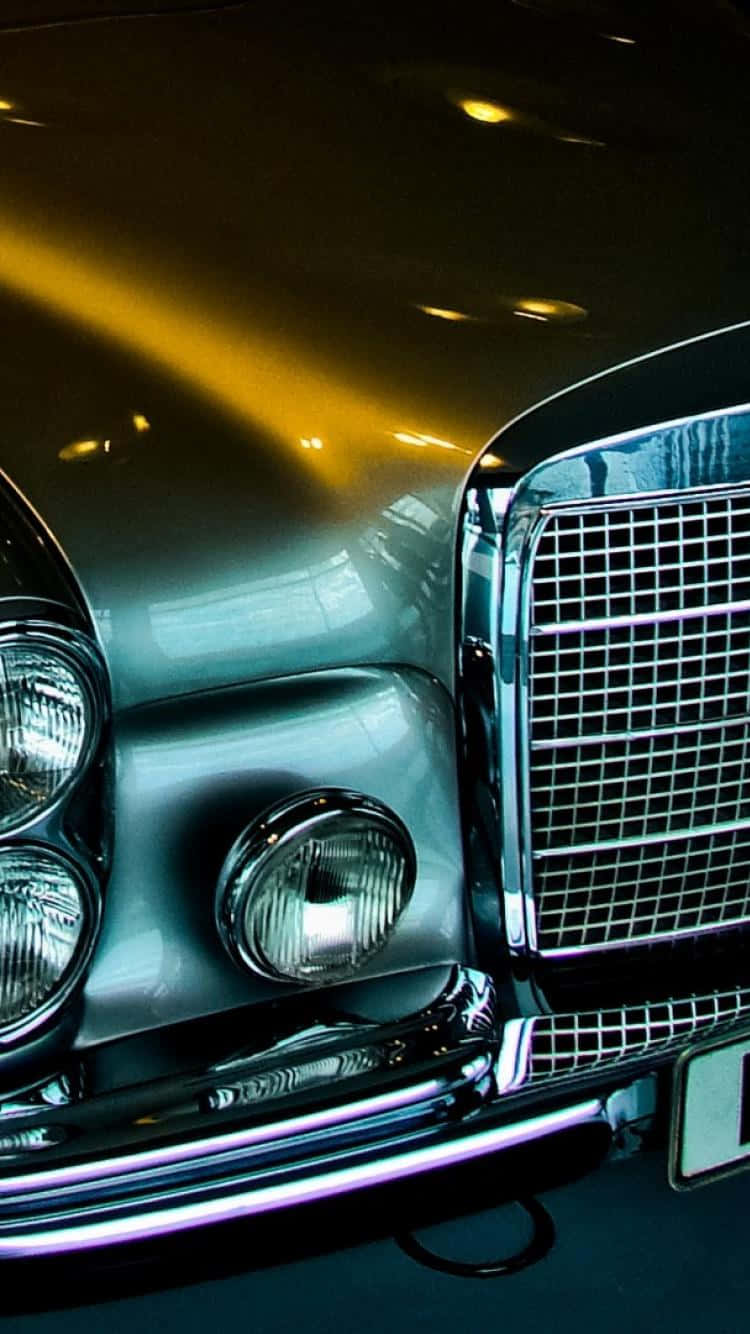 在溫暖燈光下，經典汽車的鍍鉻格柵和車頭燈的特寫。