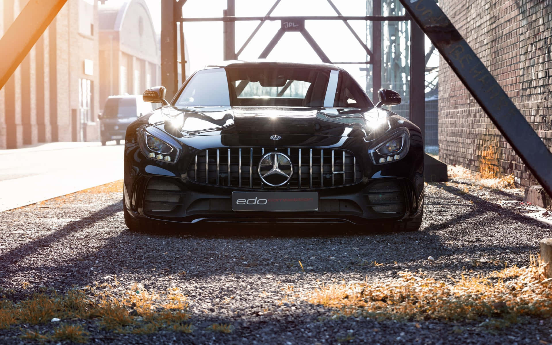 日落時分，黑色 Mercedes-AMG GT Black Series 停泊在鋼橋下。