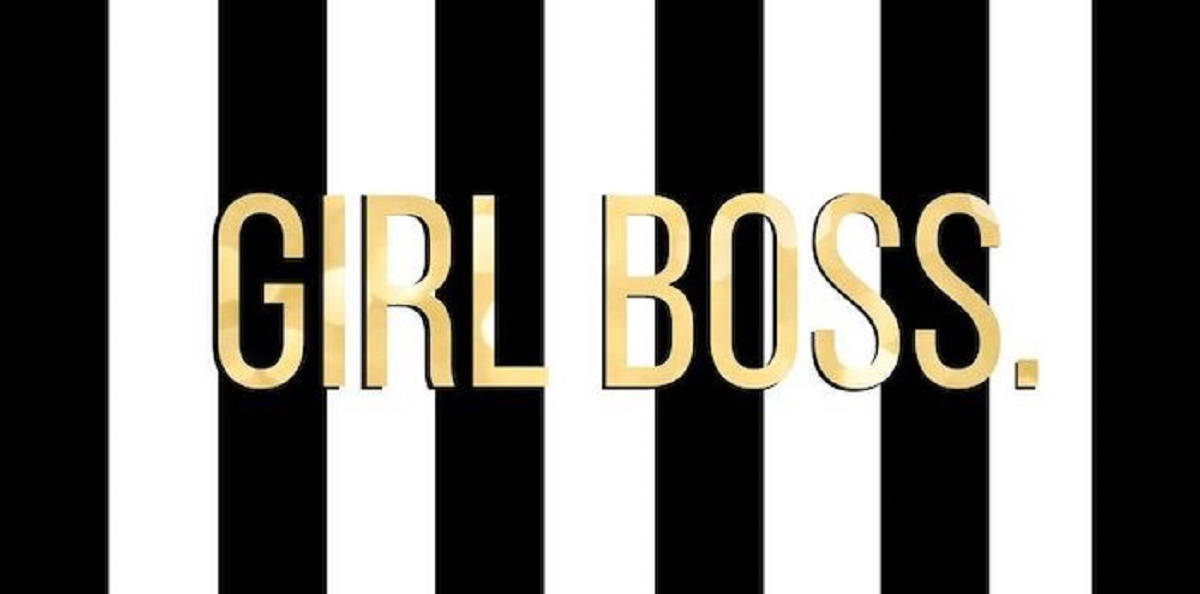 粗體金色文字 'GIRL BOSS.' 位於黑白垂直條紋上。