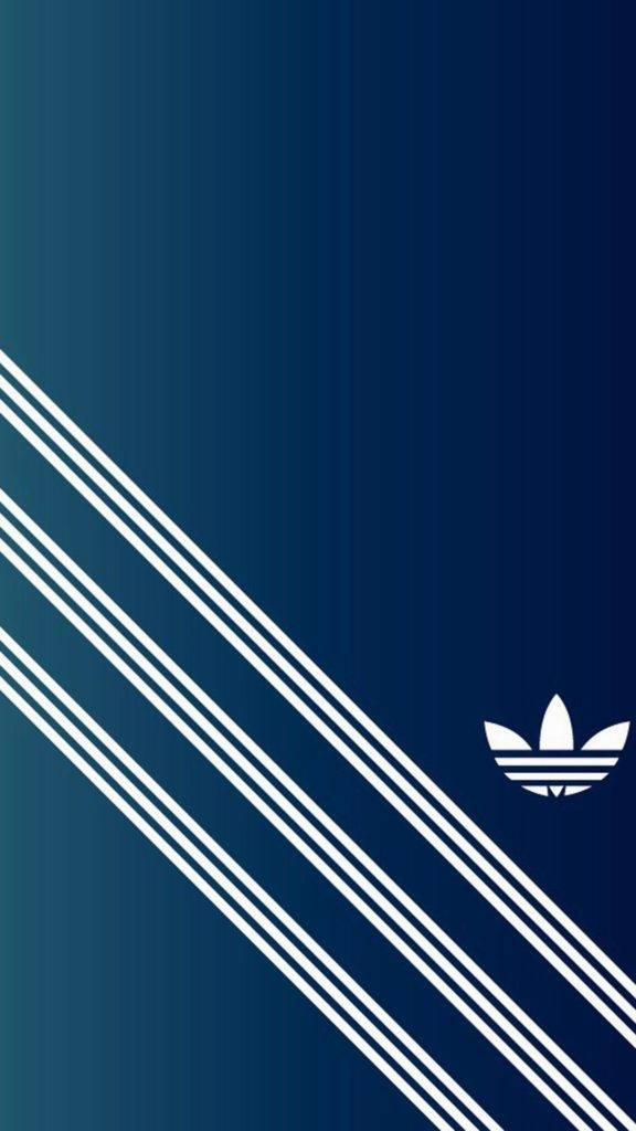 條紋與阿迪達斯標誌 iPhone 壁紙 — 大膽的白色adidas條紋斜向穿過漸變海軍藍背景，角落有三葉草標誌。