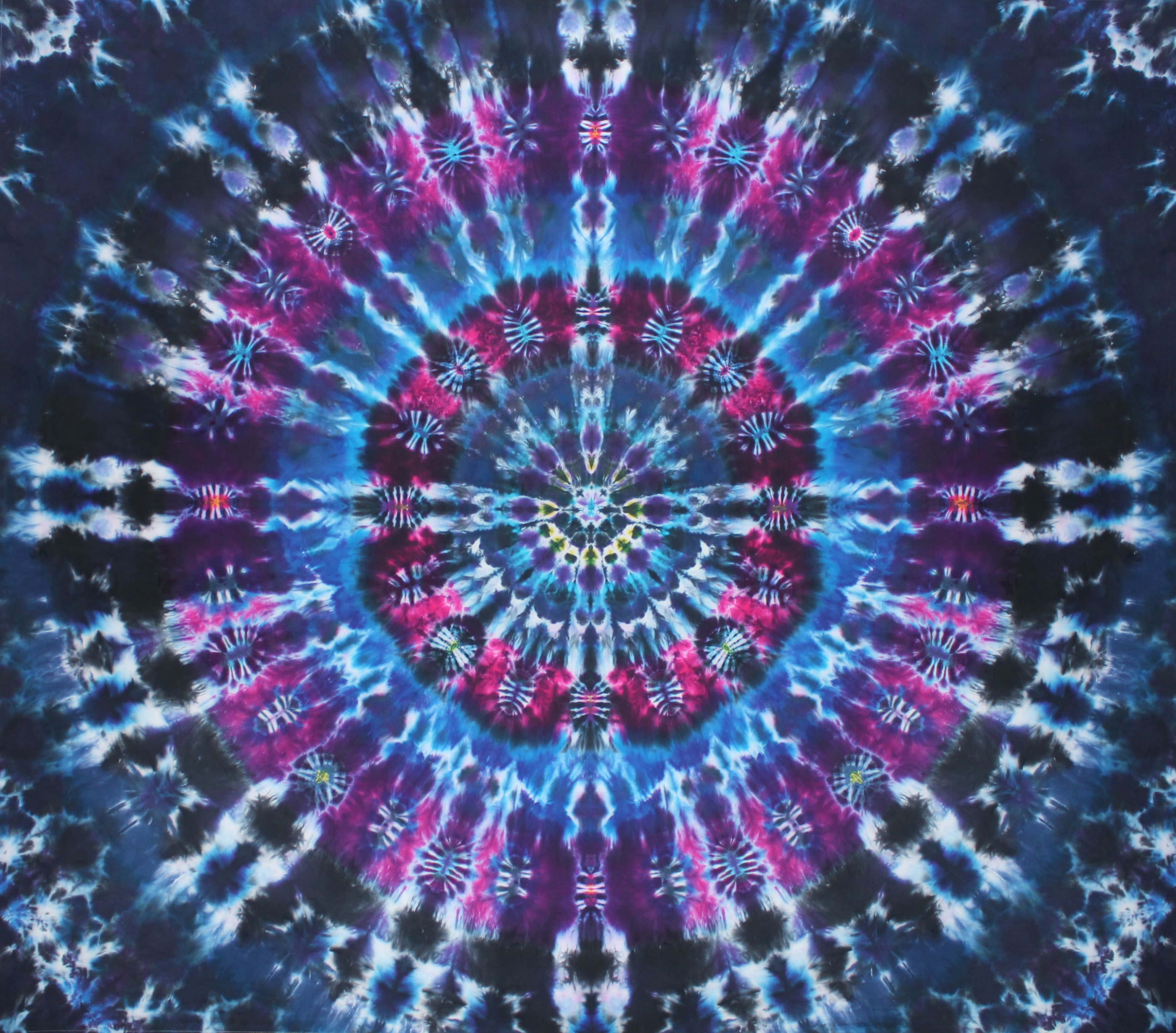條紋色彩扎染背景，現代感十足 壁紙 — 一個充滿活力的紮染圖案從中央曼陀羅向外輻射，帶有電光藍、紫和粉紅色，背景為深色。