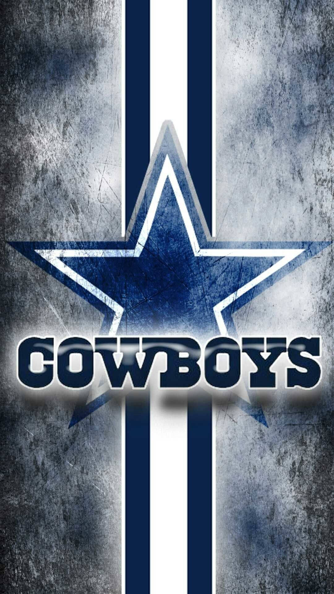 條紋達拉斯牛仔隊標誌手機壁紙 壁紙 — 一顆磨損的藍色星星和「COWBOYS」文字，位於帶有垂直藍白條紋的破舊灰色背景上。