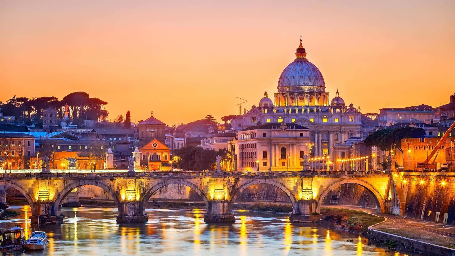 Rome 桌布 壁紙 — 梵蒂岡的圓頂和橋樑在台伯河上的日落中溫暖地閃耀，帶有金色倒影。