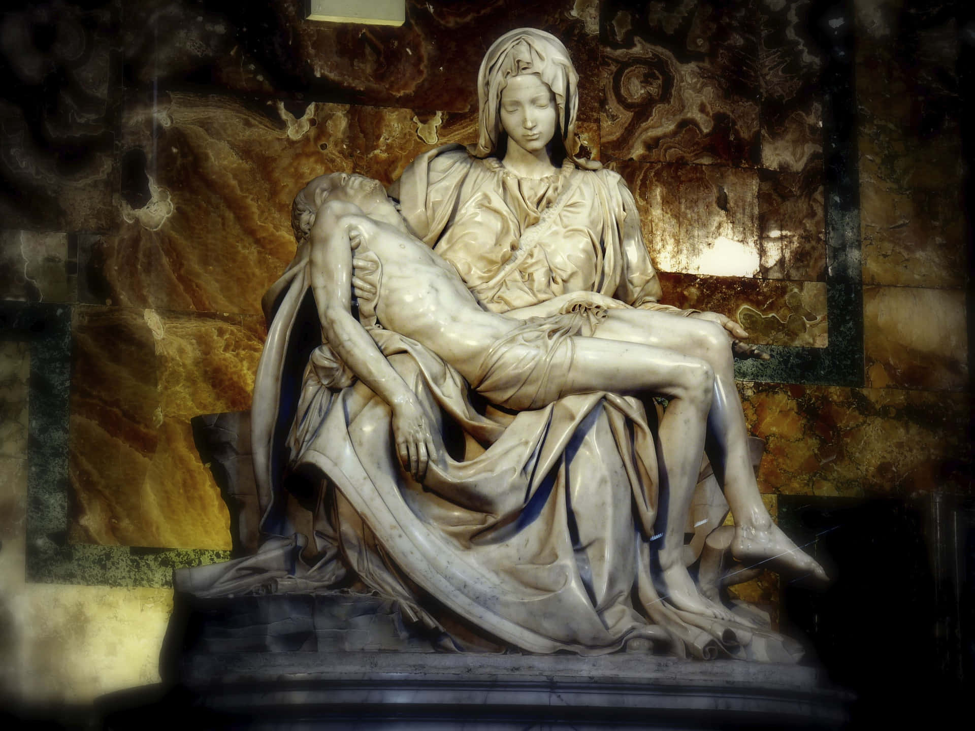 瑪利亞在大理石 Pietà 雕塑中抱著耶穌的軀體。