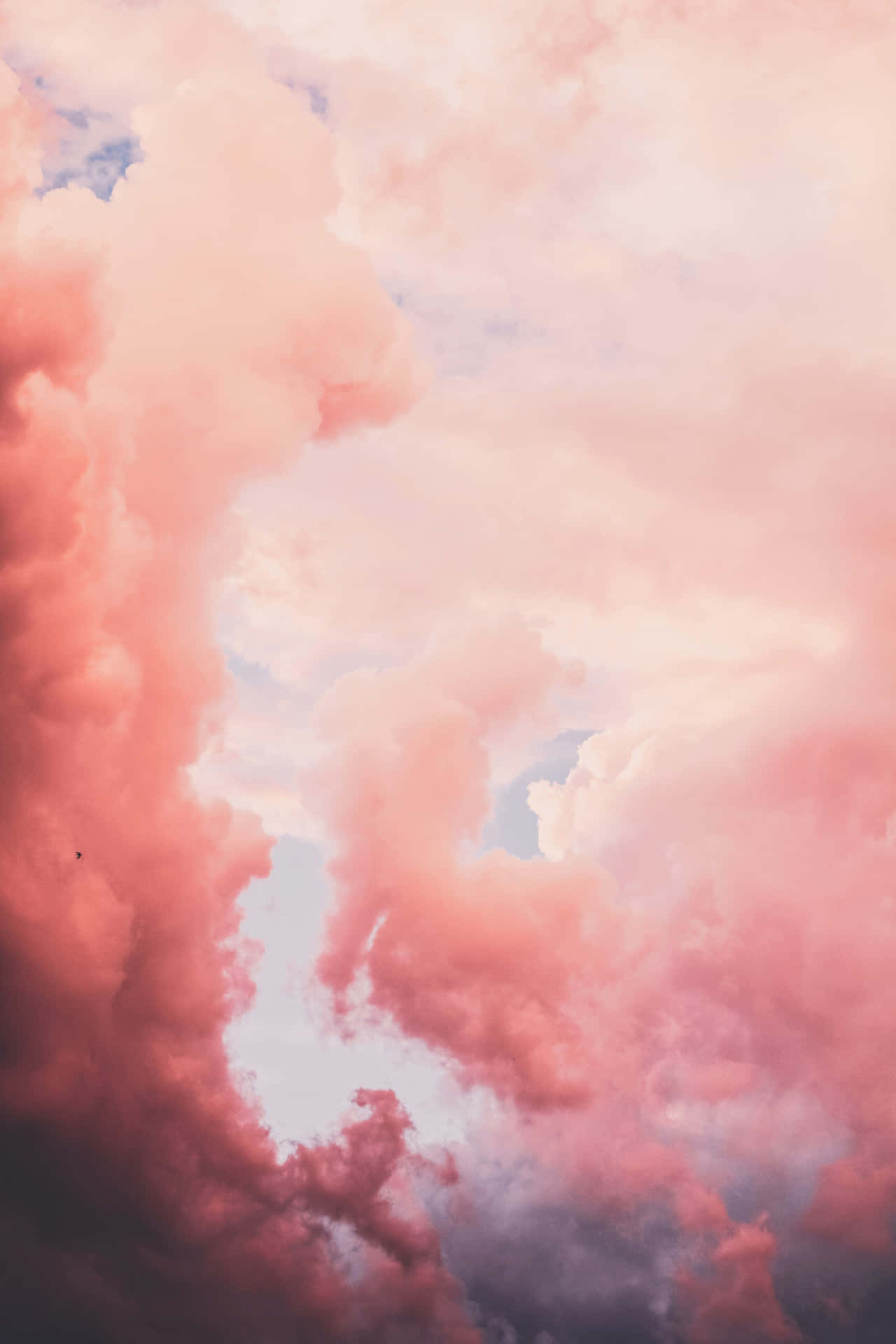 棉花糖天空 壁紙 — 廣闊的天空充滿了柔和的粉紅色和蜜桃色雲彩，在淡藍色背景下發光。