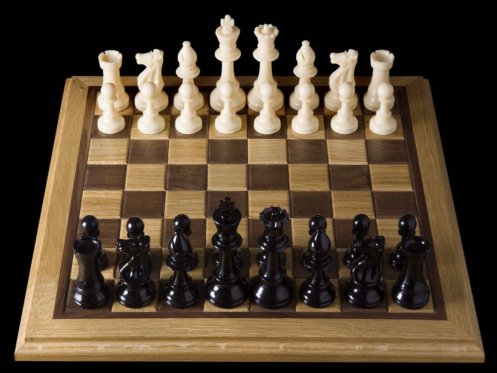木製棋盤，黑白棋子準備就緒。