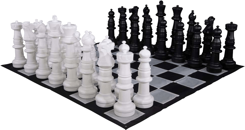 棋盤開局佈局 壁紙 — 大型白色和黑色國際象棋棋子擺放在棋盤上，背景為純黑色。