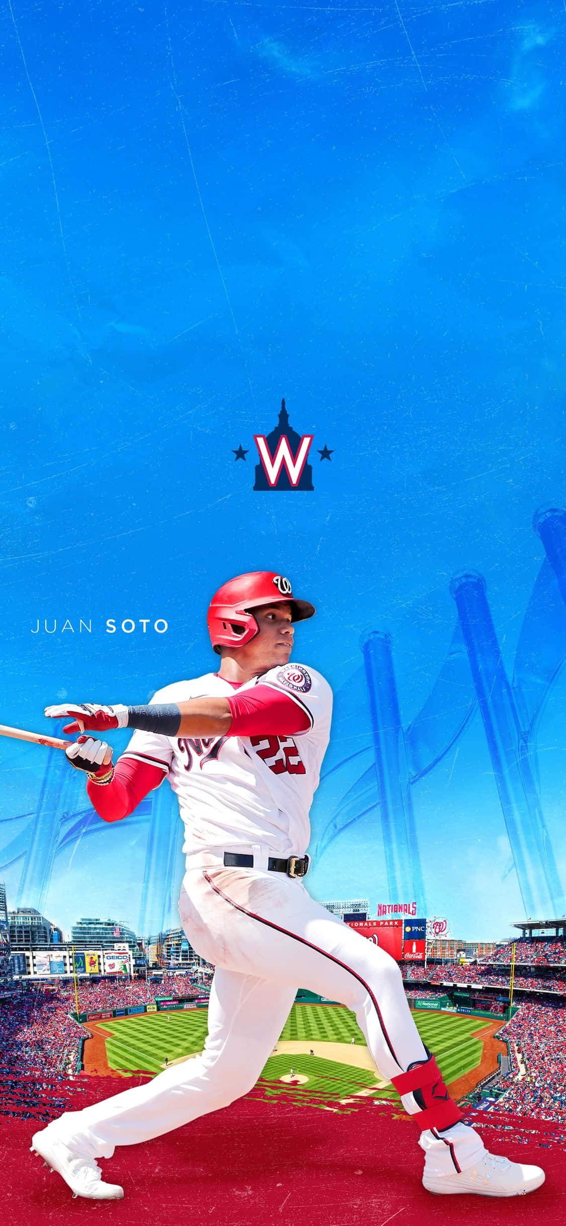 MLB Baseball League 桌布 壁紙 — 棒球手 Juan Soto 在國家公園球場揮棒中，背景是充滿活力的藍天和球場人群。