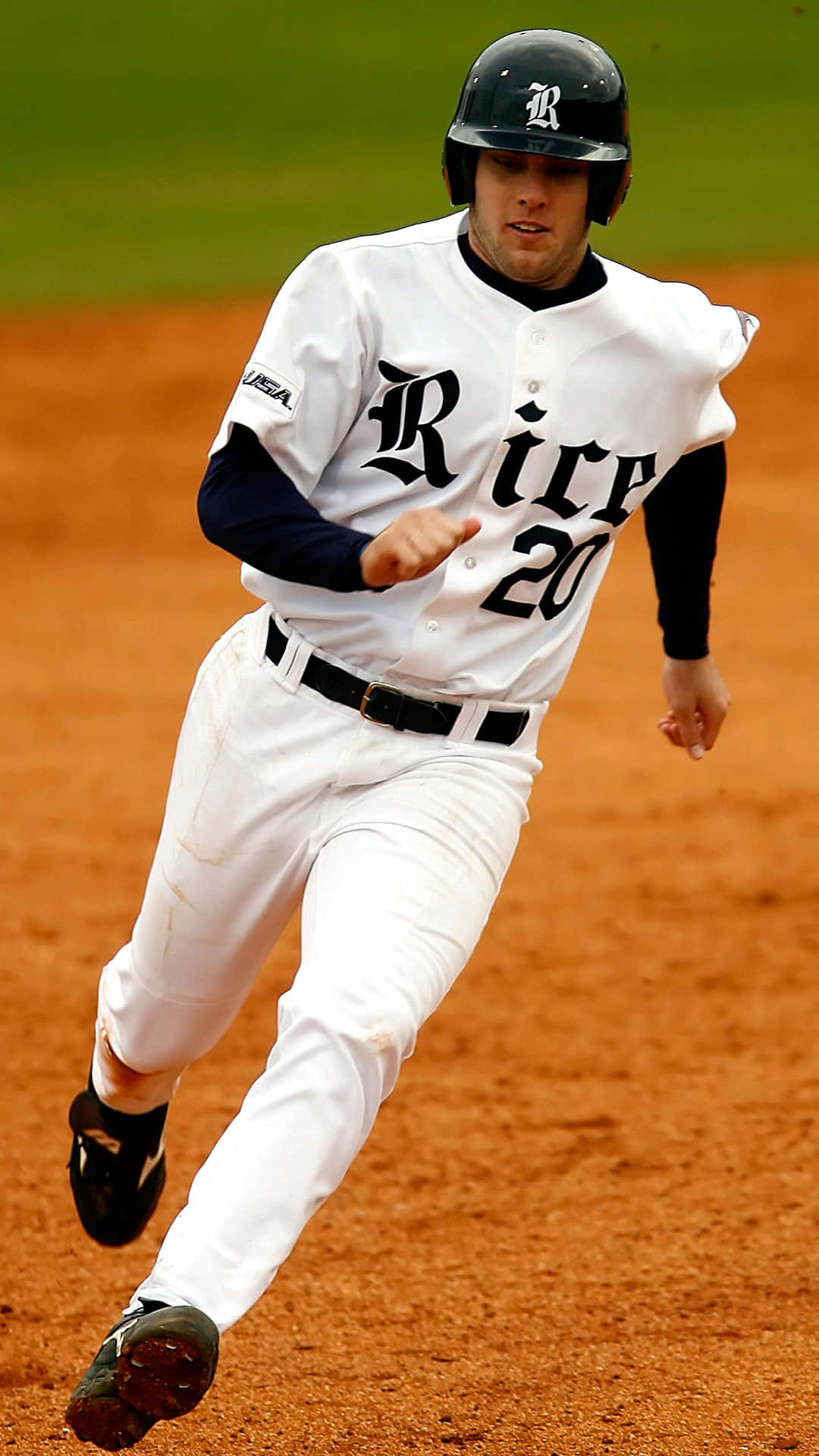 身穿白色Rice球衣的棒球運動員在泥土場地上衝刺