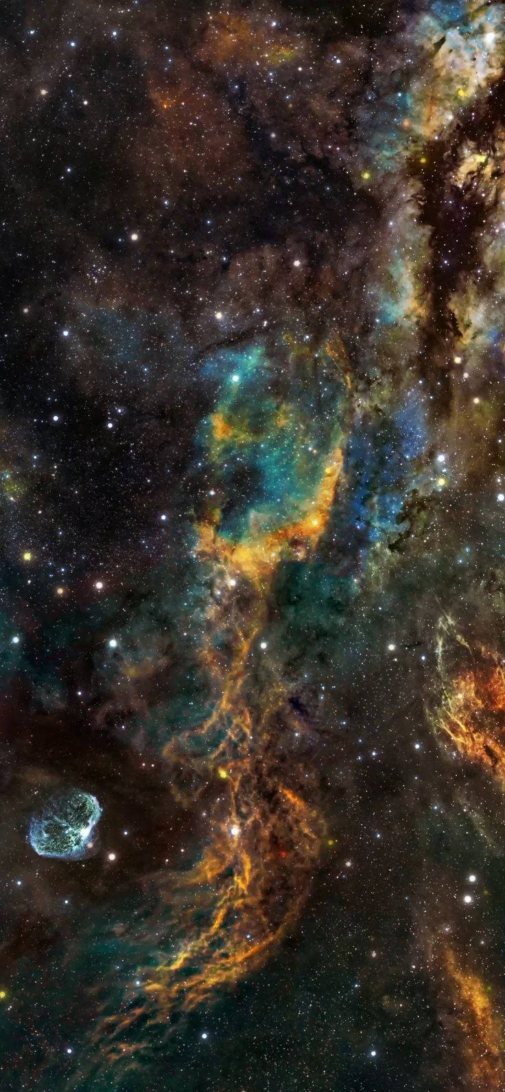 充滿活力的宇宙星雲，在深空中帶有發光的氣體和星星。