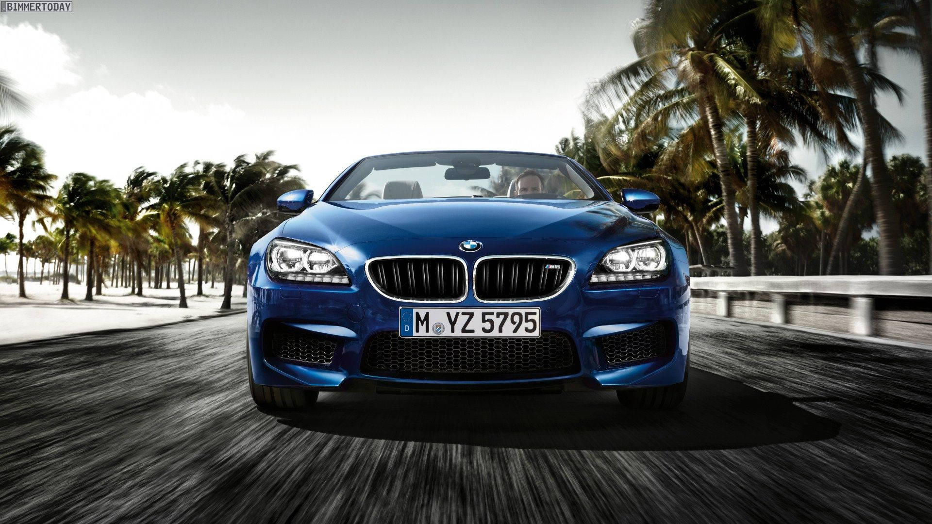 棕櫚樹與藍色寶馬 壁紙 — 一輛充滿活力的藍色BMW M6開篷跑車在明亮的日光下沿著棕櫚樹成蔭的海岸道路飛馳。