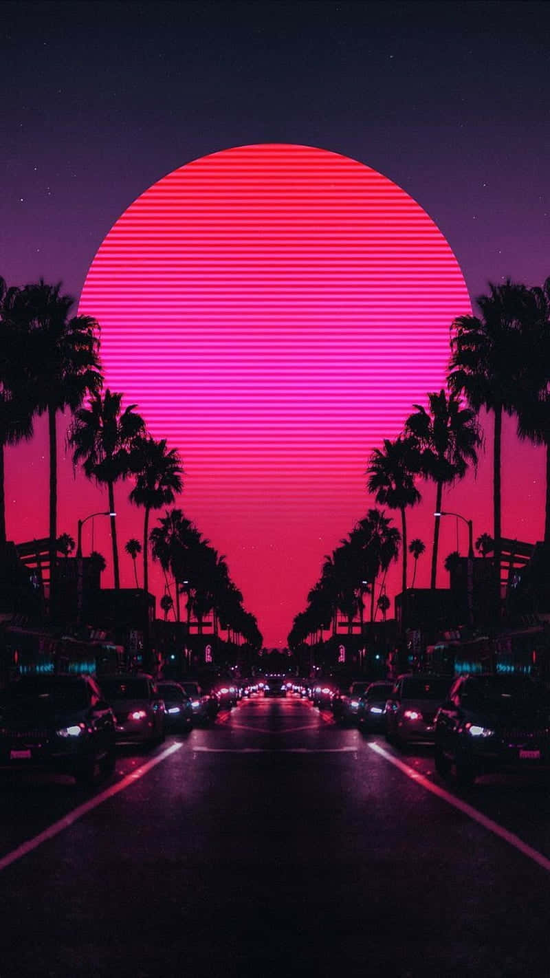 霓虹粉紅日落籠罩棕櫚樹成蔭的街道，有汽車和發光的燈光在夜晚